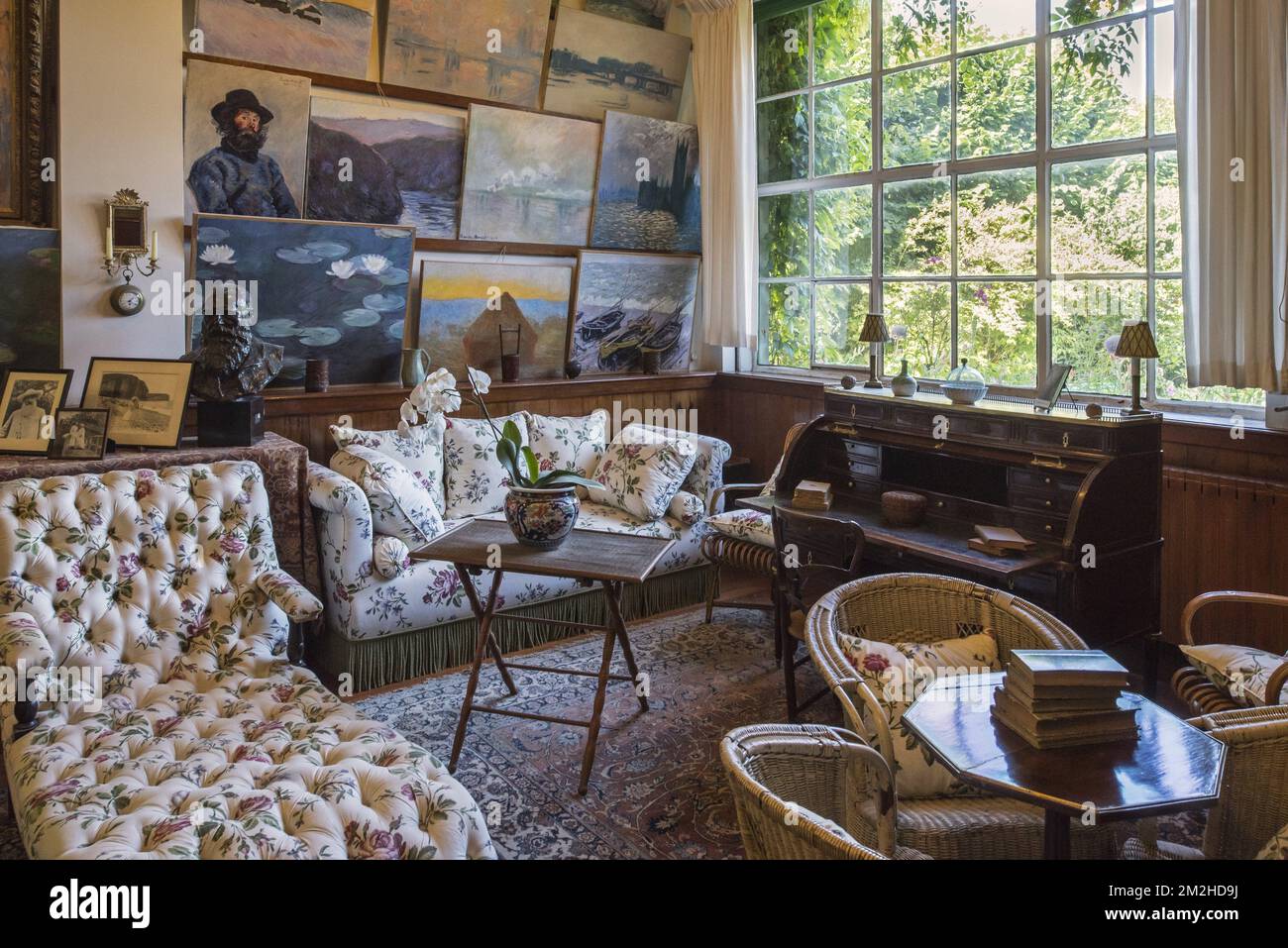 Salon / studio dans la maison de Claude Monet, peintre et fondateur de la peinture impressionniste française à Giverny, département d'Eure, Normandie, France | salon-atelier du peintre Claude Monet à Giverny, département d'Eure, Normandie, France 01/07/2018 Banque D'Images