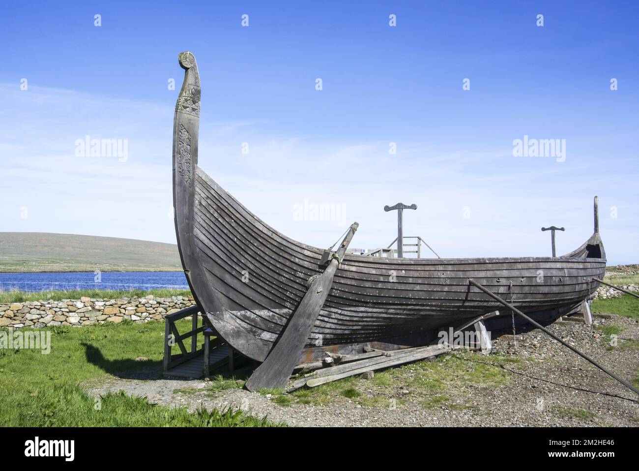 Char de pilotage à la poupe de Skidbladner, réplique pleine grandeur du navire Gokstad à Brookpoint, Unst, Shetland Islands, Écosse, Royaume-Uni | reconstruction de bateau viking Skidbladnir à Brookpoint, Unst, Shetland, Ecosse 10/06/2018 Banque D'Images