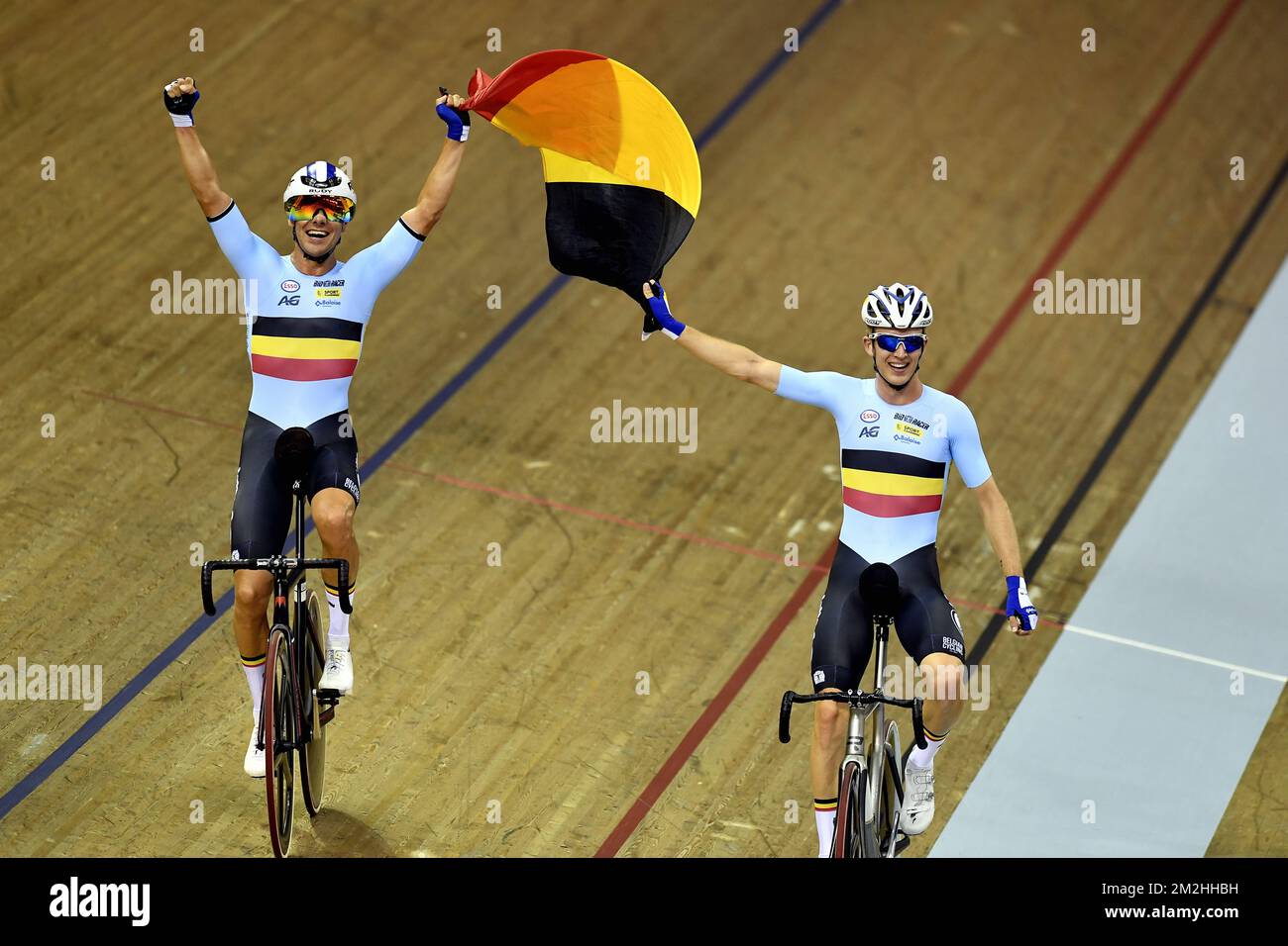 Le cycliste belge Kenny de Ketele et le cycliste belge Robbe Ghys fêtent après avoir remporté la finale de l'épreuve masculine de course à pied de l'écurie Madison aux championnats d'Europe, à Glasgow, en Écosse, le lundi 06 août 2018. Des championnats européens de plusieurs sports se tiendront à Glasgow du 03 au 12 août. BELGA PHOTO ERIC LALMAND Banque D'Images