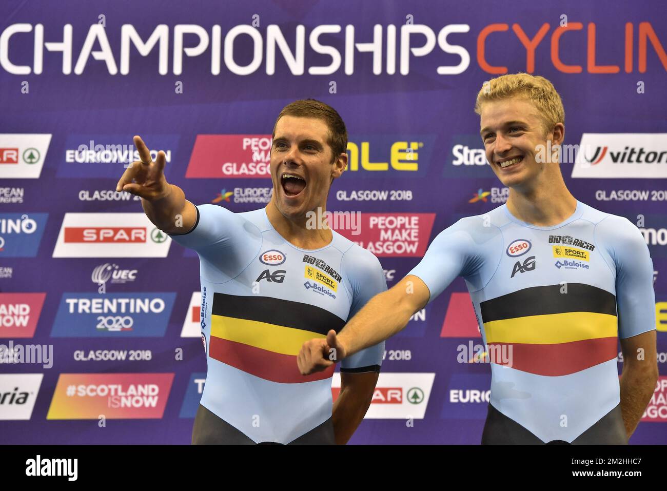 Le cycliste belge Kenny de Ketele et le cycliste belge Robbe Ghys fêtent après avoir remporté la finale de l'épreuve masculine de course à pied de l'écurie Madison aux championnats d'Europe, à Glasgow, en Écosse, le lundi 06 août 2018. Des championnats européens de plusieurs sports se tiendront à Glasgow du 03 au 12 août. BELGA PHOTO ERIC LALMAND Banque D'Images