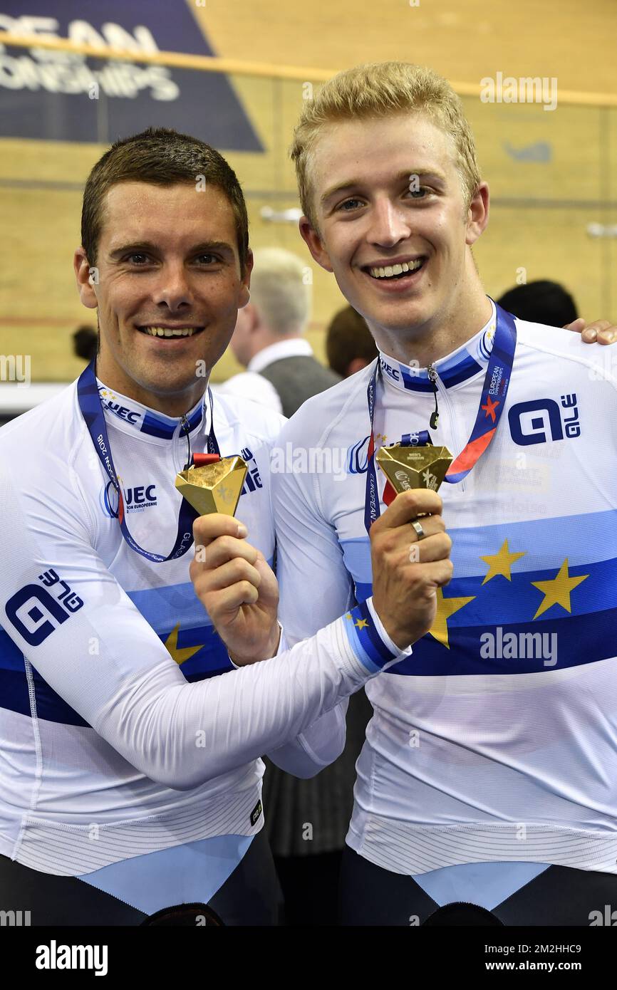 Le cycliste belge Kenny de Ketele et le cycliste belge Robbe Ghys célèbrent avec leur médaille d'or après avoir remporté la finale de l'épreuve masculine de course à pied de Madison lors des championnats d'Europe, à Glasgow, en Écosse, le lundi 06 août 2018. Des championnats européens de plusieurs sports se tiendront à Glasgow du 03 au 12 août. BELGA PHOTO ERIC LALMAND Banque D'Images