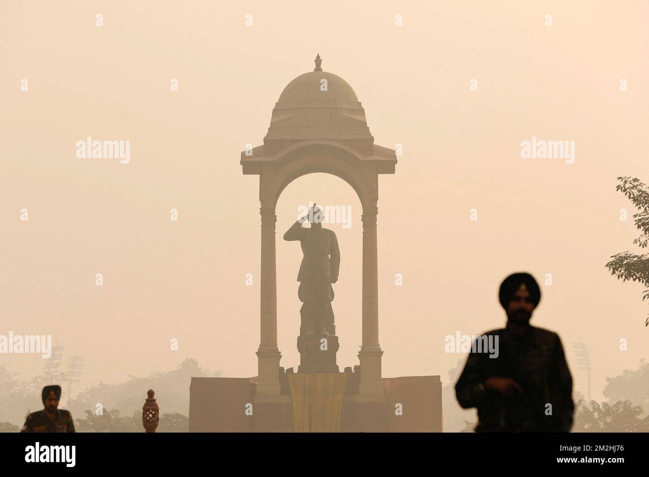 Les soldats de l'armée indienne gardent la garde au milieu du épais smog sous la statue de Subhas Chandra Bose derrière la porte de l'Inde à New Delhi, en Inde, au 6 novembre 2022. Sur 6 novembre à 08:00 IST, le stade national du major Dhyan Chand, la station de surveillance la plus proche, a enregistré une lecture PM 2,5 de 367. REUTERS/Adnan Abidi RECHERCHEZ 'ABIDI POLLUTION INDIA' POUR CETTE HISTOIRE. RECHERCHEZ « IMAGE PLUS LARGE » POUR TOUTES LES HISTOIRES. Banque D'Images