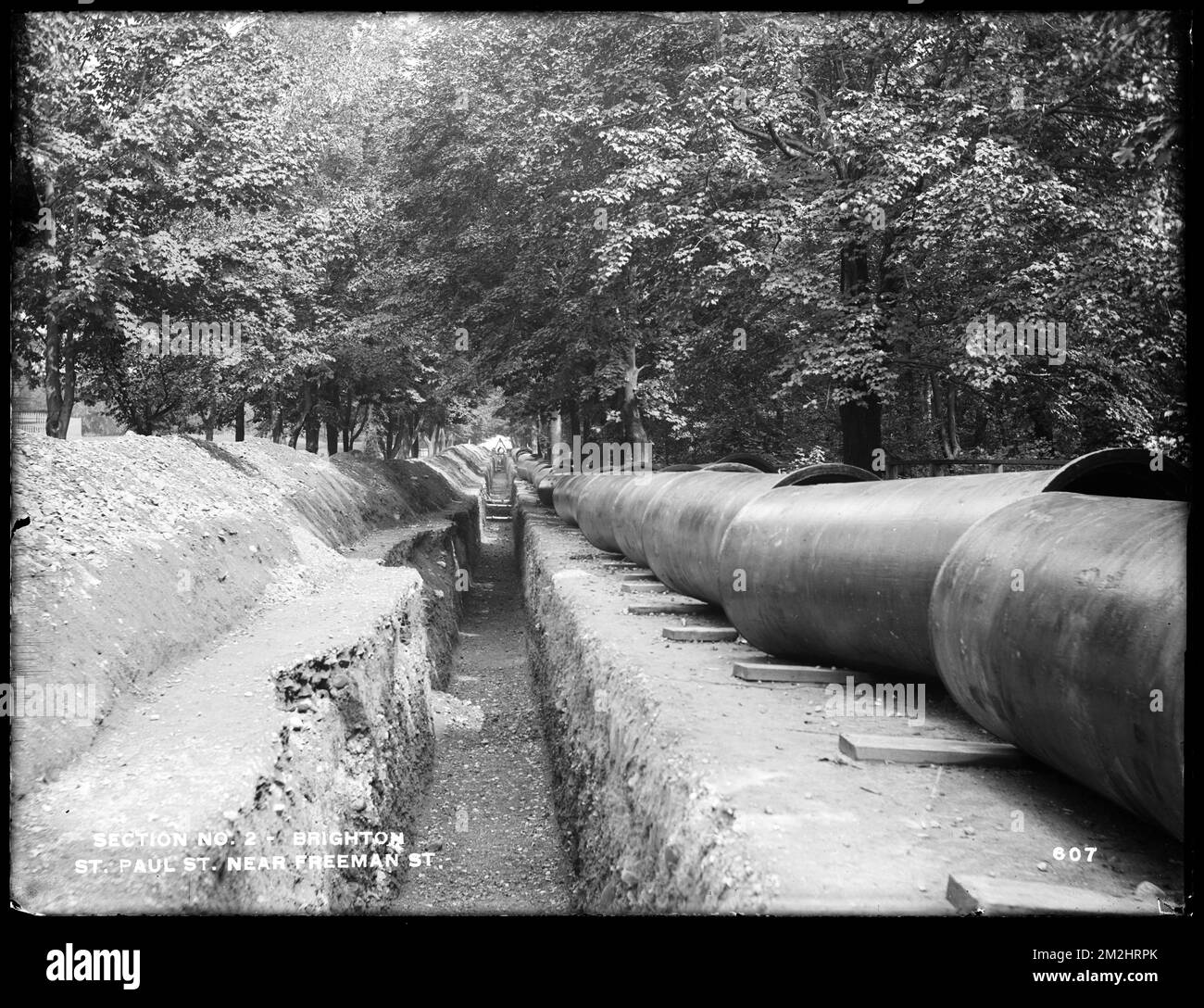 Service de la distribution, lignes de tuyauterie à service réduit, section 2, travaux de tranchée sur St. Paul Street, de Freeman Street à Commonwealth Avenue, du sud, Brighton, Massachusetts, 15 septembre, 1896 , travaux d'eau, conduits de tuyaux, chantiers de construction Banque D'Images