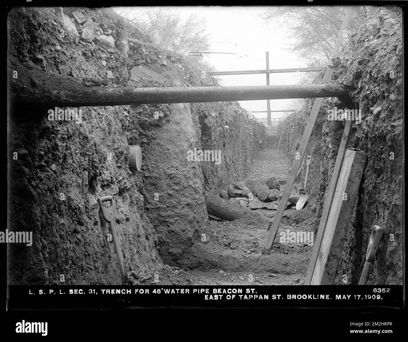 Département de la distribution, conduites à faible service, section 31, tranchée pour conduite d'eau de 48 pouces, rue Beacon, à l'est de la rue Tappan, Brookline, Mass., 17 mai 1909 , travaux d'eau, conduites de tuyaux, sites de construction Banque D'Images