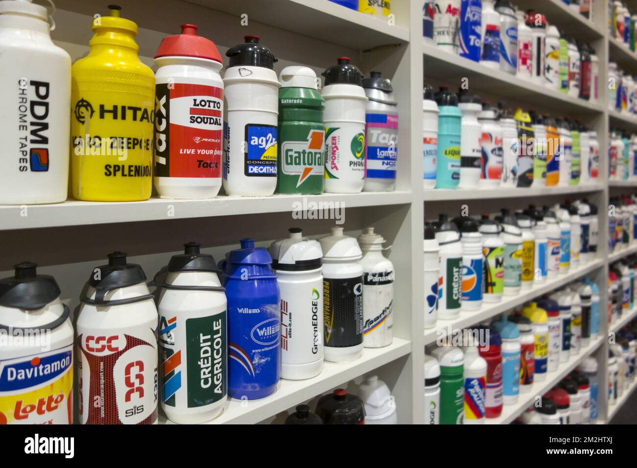 Bidons / bouteilles d'eau dans le Centrum ronde van Vlaanderen / Tour de Flandre Centre, musée dédié aux courses de vélo routier, Oudenaarde, Belgique | Centrum ronde van Vlaanderen, musée consacré au Tour des Flandres et au vélo en général à Audenarde, Belgique 13/08/2018 Banque D'Images