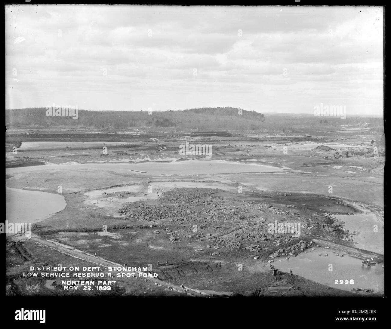 Service de distribution, réservoir Spot Pond à faible service, partie nord, à partir du sommet de la cheminée de la station de pompage Northern High Service, Stoneham, Mass., 22 novembre 1899, ouvrages d'eau, réservoirs, structures de distribution d'eau, chantiers de construction Banque D'Images