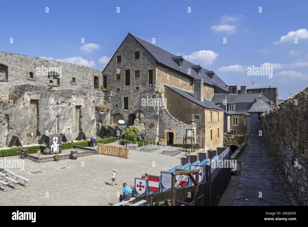 Cour dans le château médiéval de Bouillon, province de Luxembourg, Ardennes belges, Belgique | Château de Bouillon, Luxembourg, Ardennes, Belgique 24/08/2018 Banque D'Images