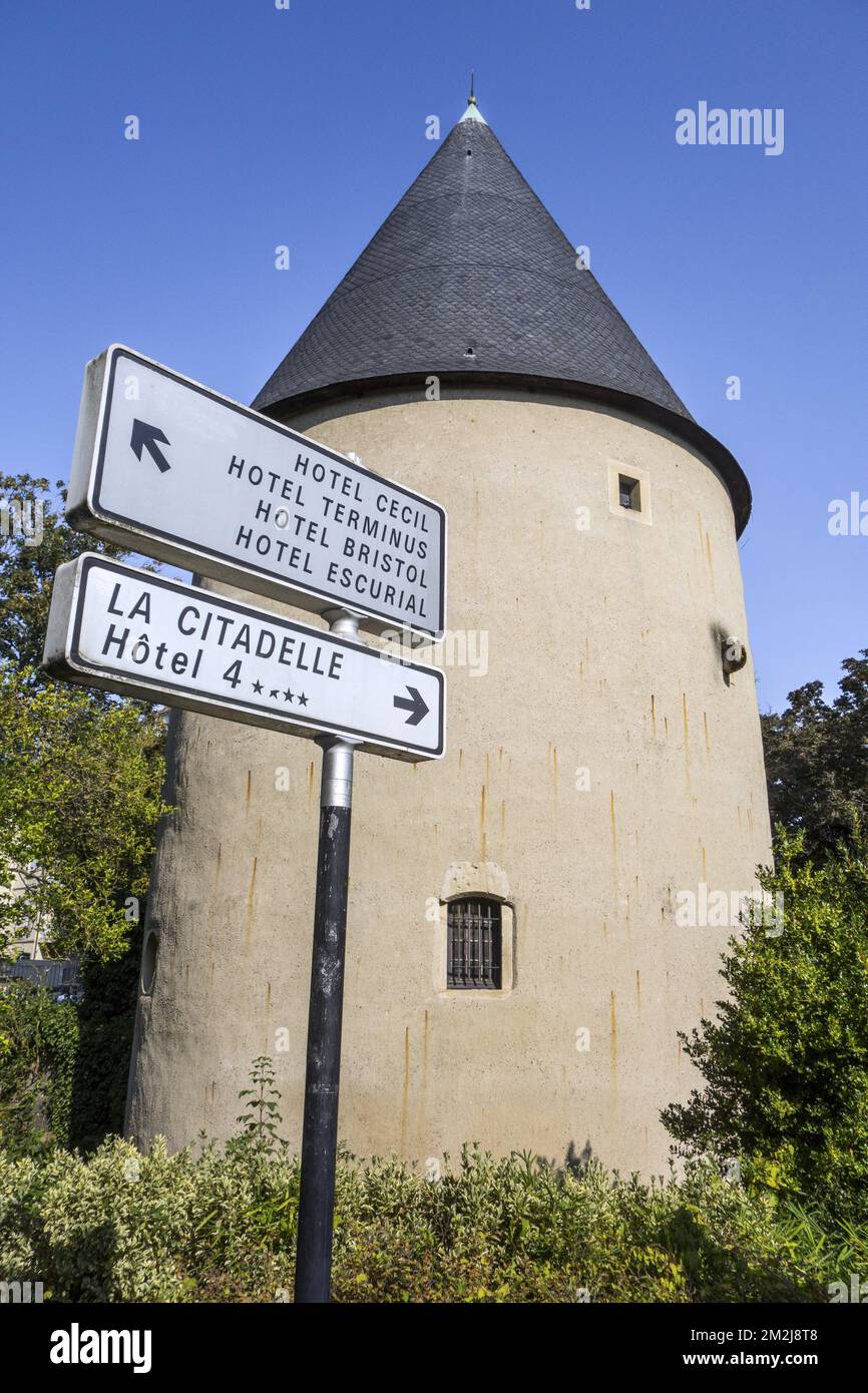 Tour de Camoufle, tour d'artillerie cylindrique de 15th siècles dans la ville de Metz, Moselle, Lorraine, France | Tour de Camoufle, vestige de l'ancienne enceinte médiévale de Metz, Moselle, Lorraine, France 28/08/2018 Banque D'Images