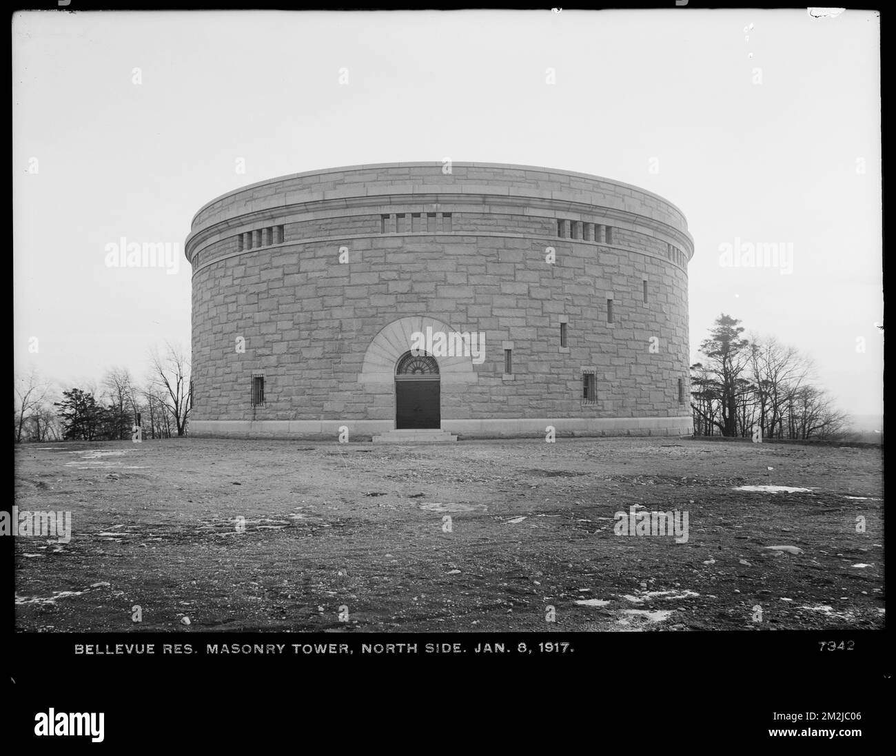 Service de distribution, réservoir extra-haut Bellevue sud, côté nord de la tour de maçonnerie, Bellevue Hill; intérieur, West Roxbury, Mass., 8 janvier 1917, travaux d'aqueduc, tours d'eau, construction terminée Banque D'Images