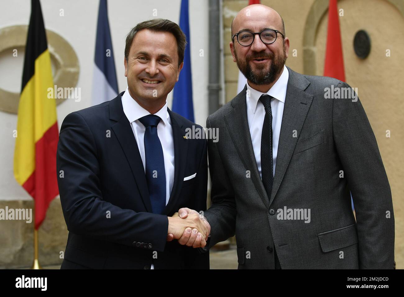Le Premier ministre luxembourgeois Xavier Bettel et le Premier ministre belge Charles Michel se mettent la main à l'arrivée pour une réunion de travail entre les dirigeants du Luxembourg, de la Belgique, des pays-Bas et de la France, le jeudi 06 septembre 2018 à Bourglinster, le Grand-Duché de Luxembourg. BELGA PHOTO ERIC LALMAND Banque D'Images