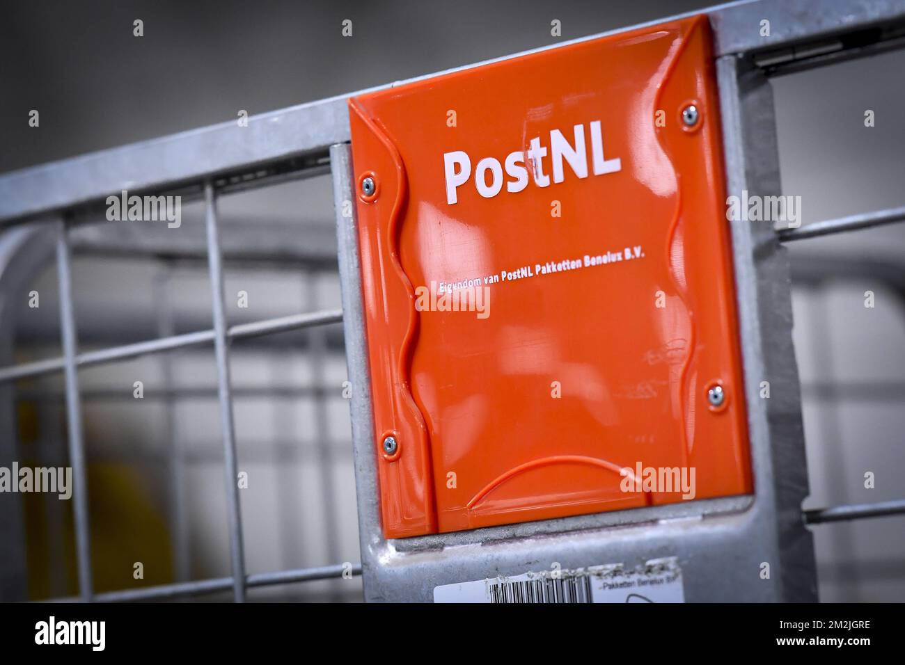 Un logo PostNL en photo lors d'une visite de presse au centre de distribution de la société de chaussures Schoenen Torfs, le mardi 11 septembre 2018 à Temse. BELGA PHOTO DIRK WAEM Banque D'Images