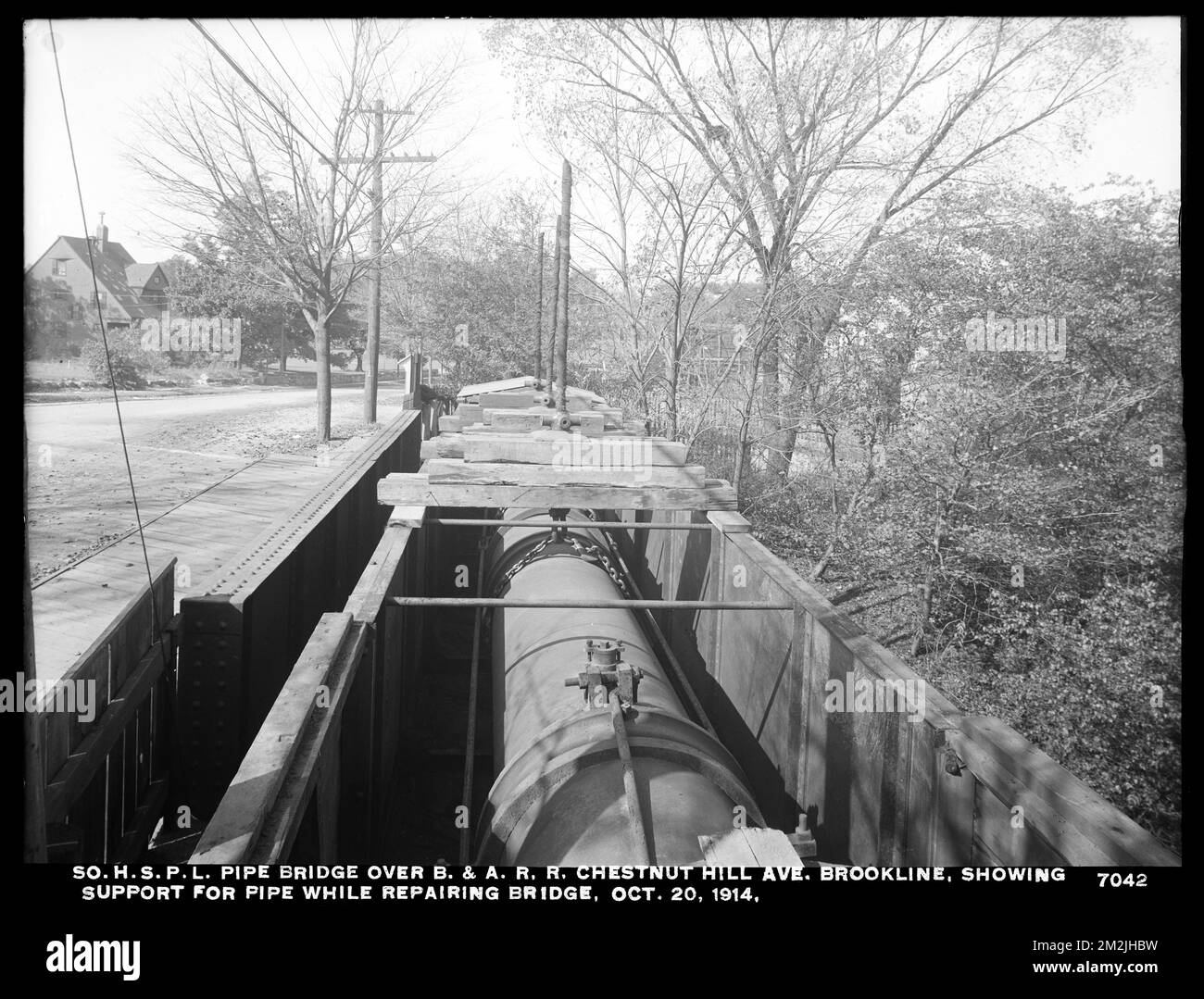 Service de distribution, Southern High Service Pipe Lines, Pipe Bridge over Boston & Albany Railroad, Chestnut Hill Avenue, montrant un soutien pour la tuyauterie lors de la réparation du pont, Brookline, Mass., 20 octobre 1914, travaux d'eau, conduites de tuyaux, sites de construction, paysages de rues Banque D'Images