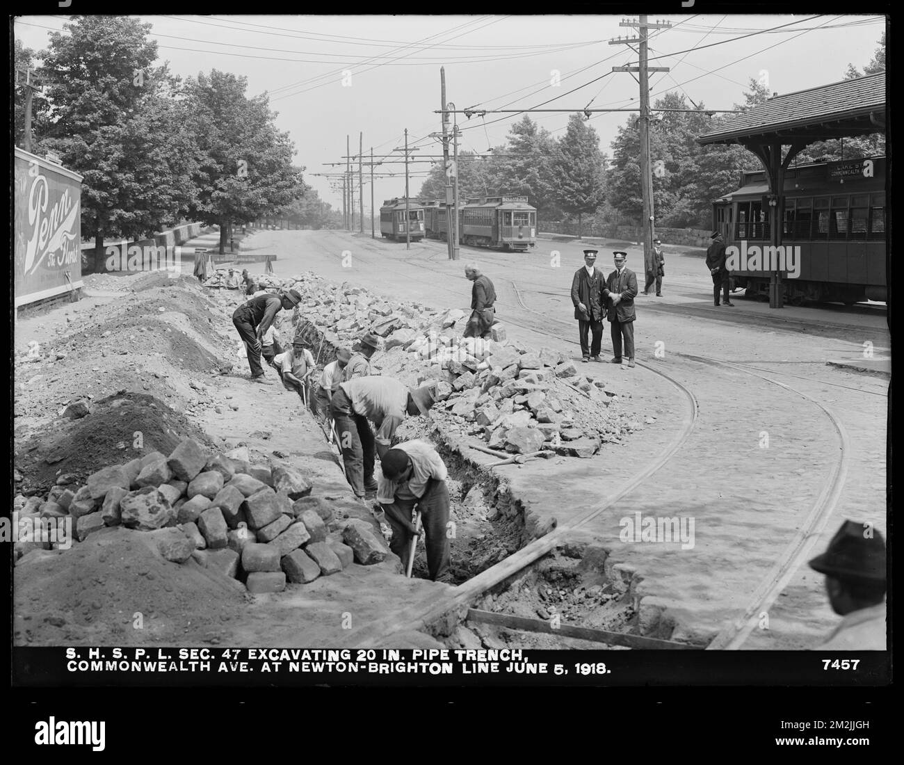 Département de la distribution, Southern High Service Pipe Lines, section 47, excavation d'une tranchée de 20 pouces, Commonwealth Avenue à la ligne Newton-Brighton, Brighton; Newton, Mass., 5 juin, 1918 , travaux d'eau, conduits de tuyaux, chantiers de construction, wagons de trolley Banque D'Images