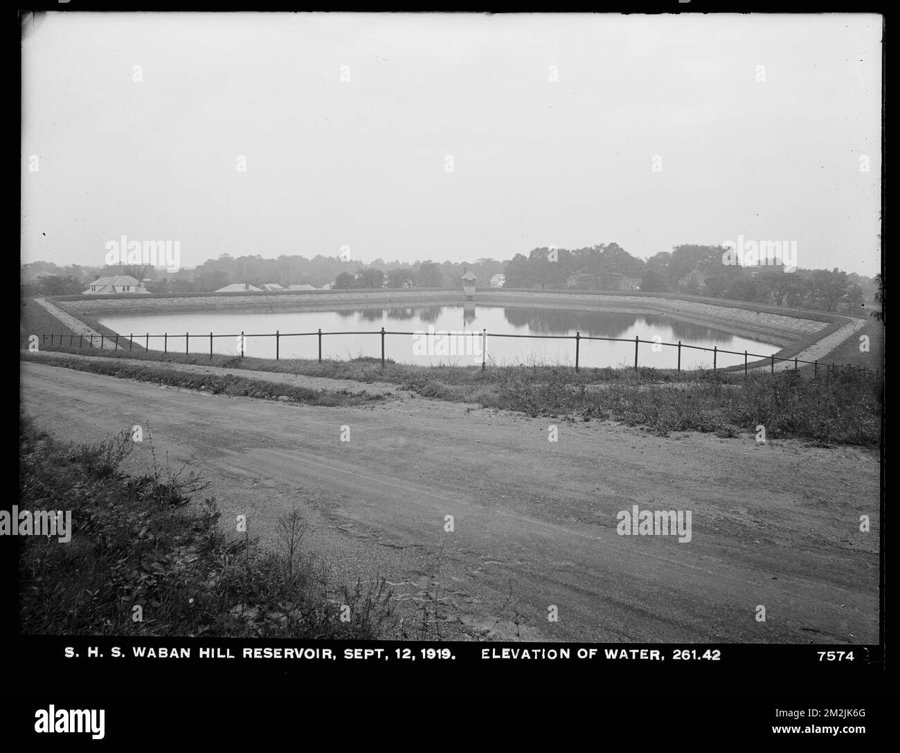 Département de distribution, Southern High Service Waban Hill Reservoir, altitude de l'eau 261,42, Newton, Mass., 12 septembre 1919 , ouvrages d'eau, réservoirs structures de distribution d'eau Banque D'Images Département de distribution, Southern High Service Waban Hill Reservoir, altitude de l'eau 261,42, Newton, Mass., 12 septembre 1919 , ouvrages d'eau, réservoirs structures de distribution d'eau Banque D'Images