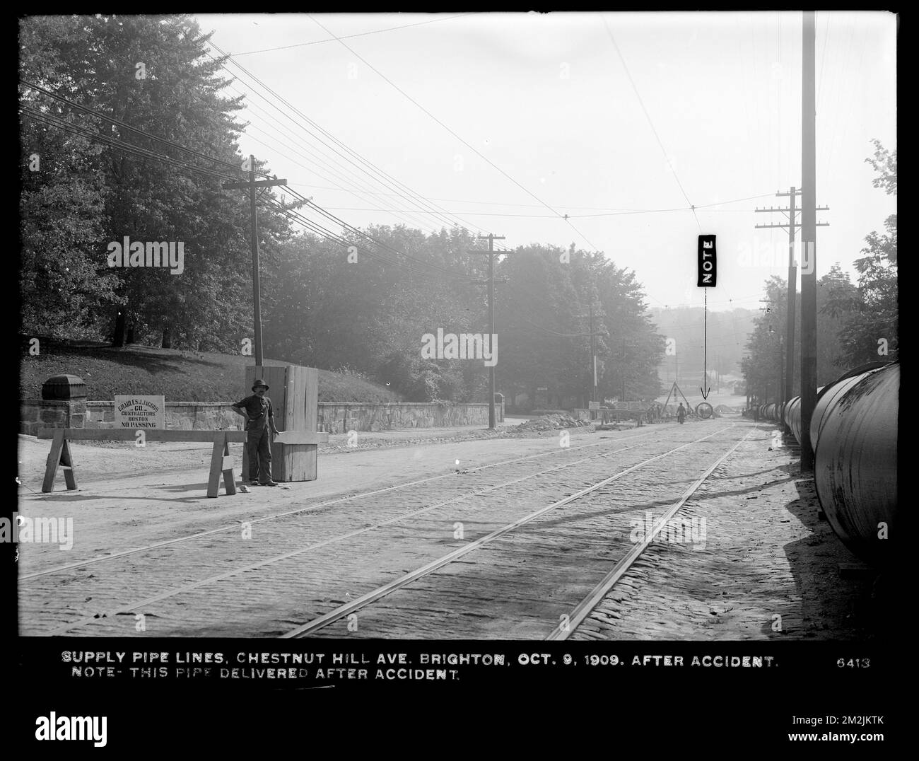 Service de distribution, conduites d'alimentation, avenue Chestnut Hill, après accident; note--ce tuyau livré après accident, Brighton, Mass., 9 octobre 1909 , travaux d'eau, conduites de tuyaux, sites de construction Banque D'Images