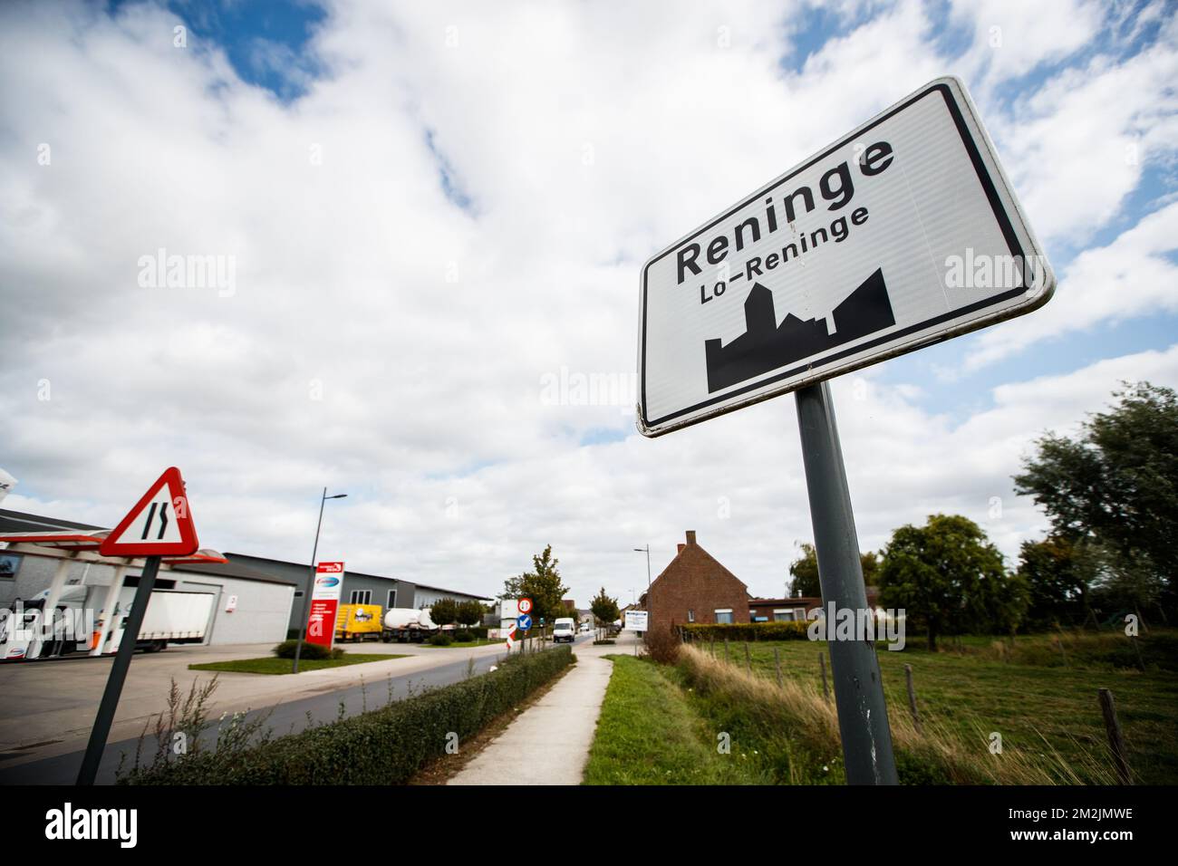 L'illustration montre le nom de la Reninge, qui fait partie de la municipalité de Lo-Reninge sur un panneau routier, le mardi 18 septembre 2018. BELGA PHOTO KURT DESPLENTER Banque D'Images