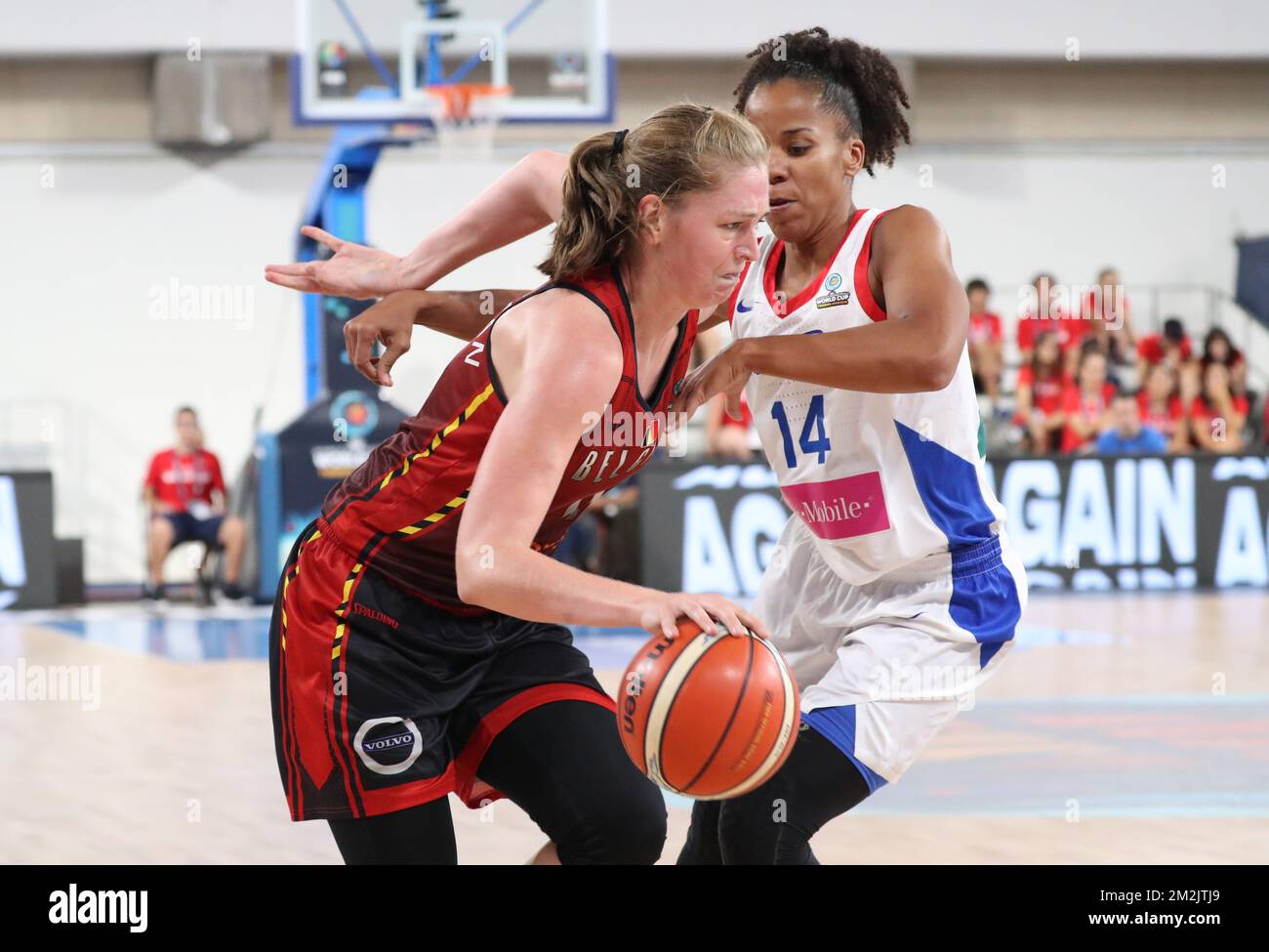 Chats belges Emma Meesseman, Puerto Ricos mari Placido Morales et lutte pour le ballon lors d'un match de basket-ball entre l'équipe nationale belge chats belges et Porto Rico, samedi 22 septembre 2018 à Tenerife, Espagne, le premier match de la scène de groupe de la Champioship du monde des femmes, Dans le groupe C. BELGA PHOTO VIRGINIE LEFOUR Banque D'Images