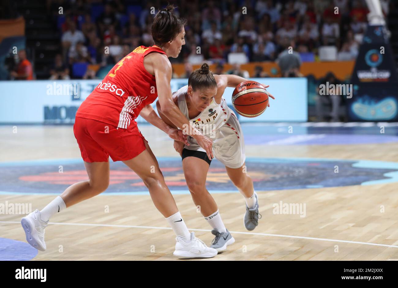 Spain Cristina Ouvina et Belge Cats Marjorie Carpreaux se battent pour le ballon lors d'un match de basket-ball entre l'équipe nationale belge Cats belges et l'Espagne, mardi 25 septembre 2018 à Tenerife, Espagne, le troisième et dernier match de la phase de groupe de la Champioship du monde des femmes, Dans le groupe C. BELGA PHOTO VIRGINIE LEFOUR Banque D'Images