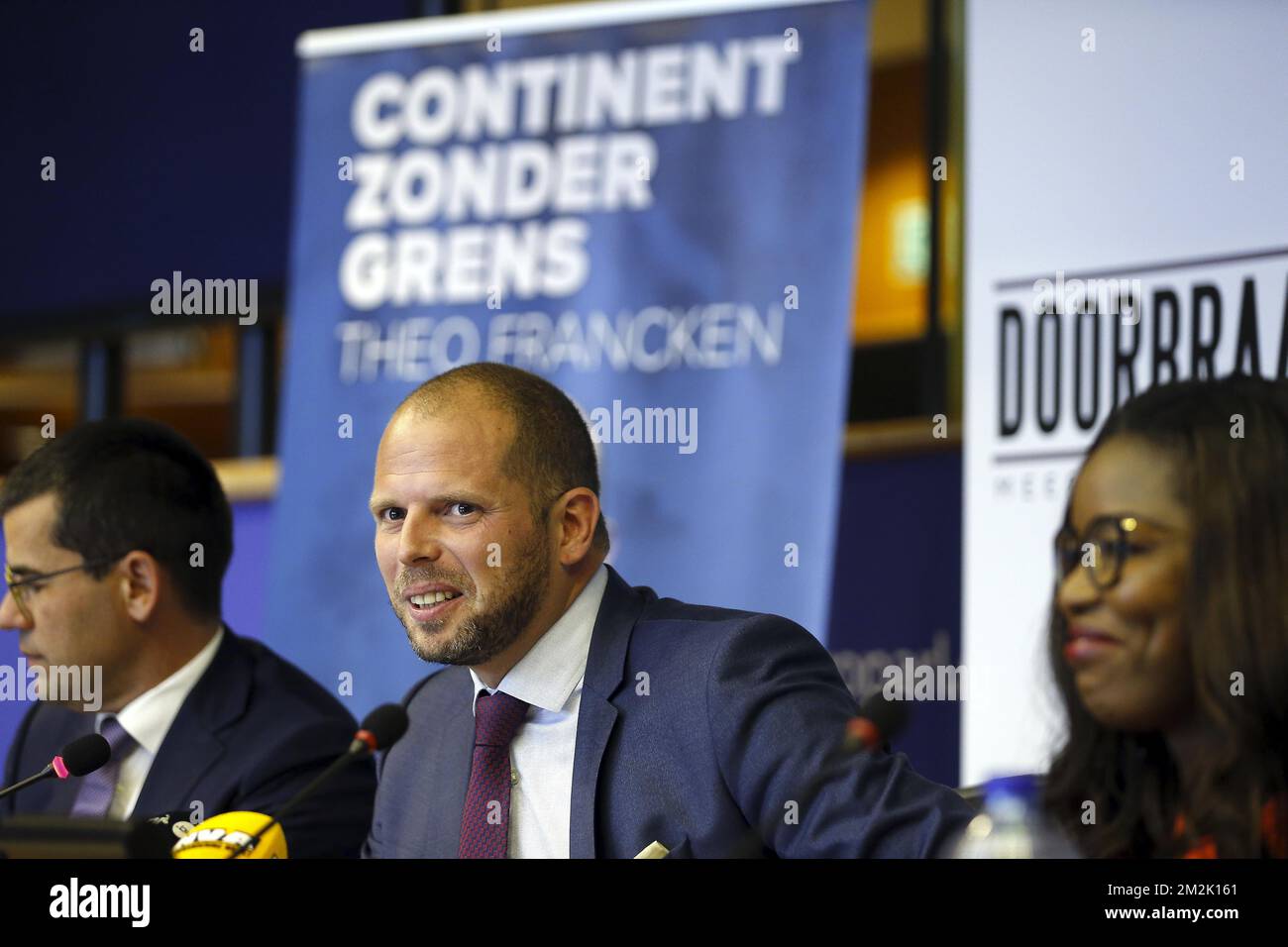 Sander Loones, membre du Parlement européen, Secrétaire d'Etat à la politique d'asile, à la migration et à la simplification administrative Theo Francken et Assita Kanko, photographiés lors de la présentation du livre "continent zonder grens" (continent sans frontières) par le secrétaire d'Etat Francken à Bruxelles, vendredi 28 septembre 2018. BELGA PHOTO NICOLAS MATERLINCK Banque D'Images