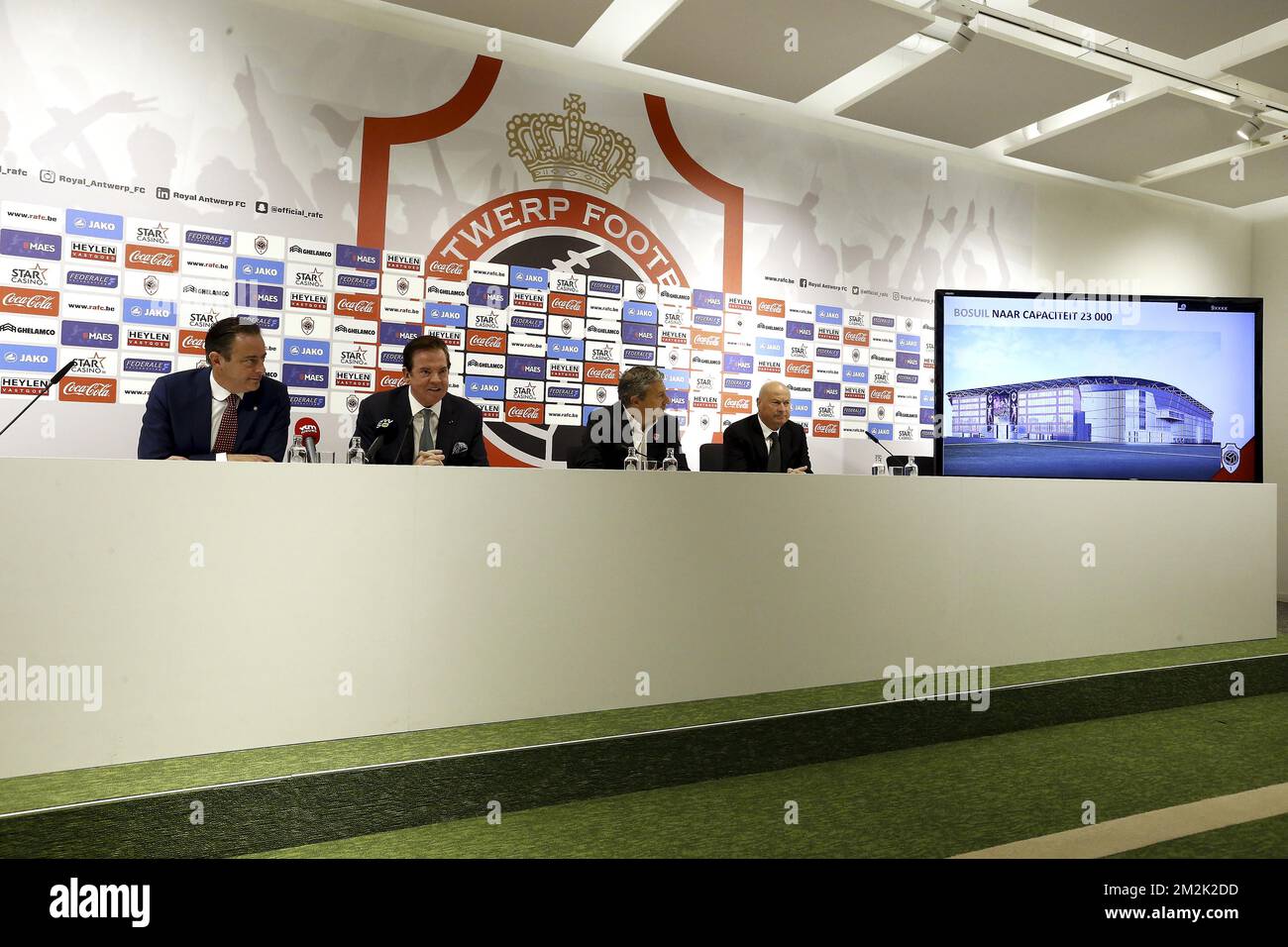 Bart de Wever, maire d'Anvers, Paul Gheysens, PDG de Ghelamco, Ludo Van Campenhout, alderman d'Anvers, et Luciano d'Onofrio, directeur sportif d'Anvers, photographiés lors d'une conférence de presse de l'équipe belge de football de première ligue Royal Antwerp FC, le samedi 29 septembre 2018 à Anvers. BELGA PHOTO NICOLAS MATERLINCK Banque D'Images