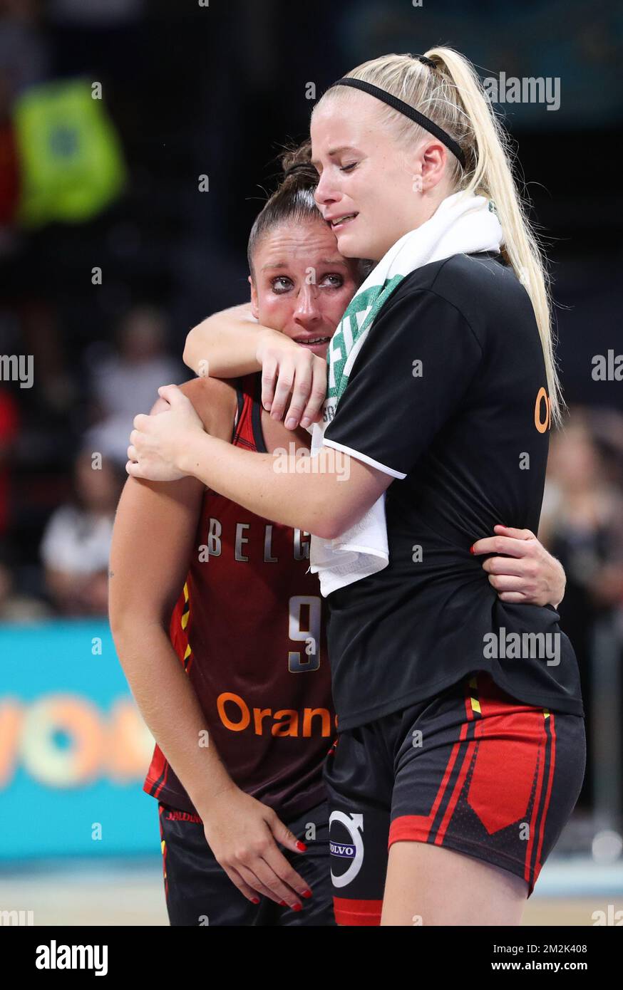 Les Cats belges Marjorie Carpreaux et les Cats belges Julie Vanloo ont l'air défraîchis après un match de basket-ball entre l'équipe nationale belge « les Cats belges » et l'Espagne, le match pour la médaille de bronze de la coupe du monde de basket-ball des femmes FIBA, à Ténérife, Espagne, le dimanche 30 septembre 2018. BELGA PHOTO VIRGINIE LEFOUR Banque D'Images