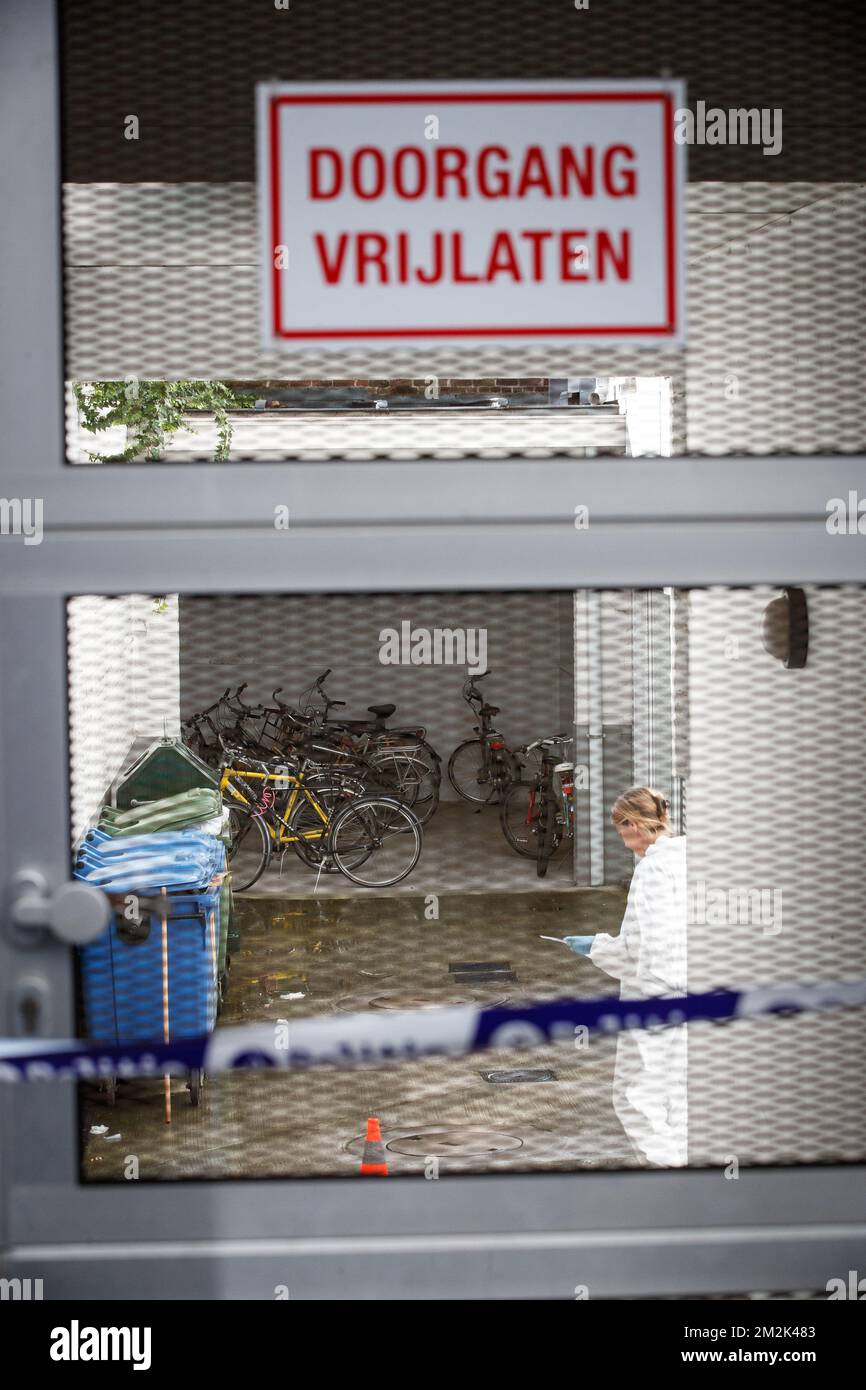 L'illustration montre la police judiciaire sur place de la maison d'étudiant (environ 30 chambres) appelée Vlaskot, dans la rue Oude Vestingstraat à Kortrijk, où un corps mort a été trouvé dans l'ascenseur, lundi 01 octobre 2018. BELGA PHOTO KURT DESPLENTER Banque D'Images