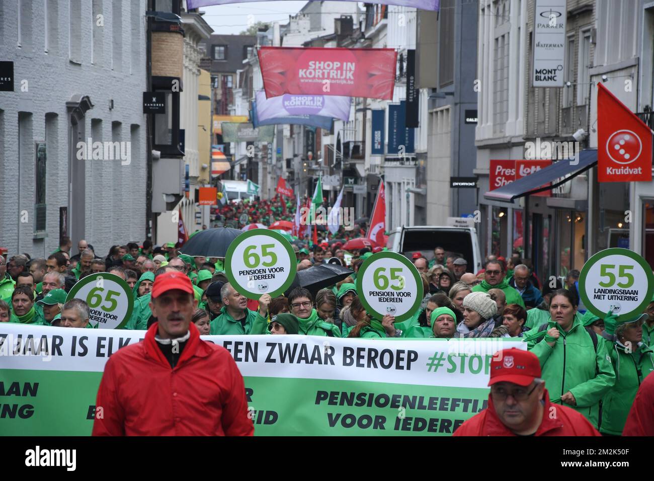 L'illustration montre une démonstration de syndicats socialistes (ABVV-FGTB), chrétiens (ACV-CSC) et libéraux (ACLVB-CGSLB) pour protester contre la réforme des retraites du gouvernement fédéral, mardi 02 octobre 2018, à Kortrijk. BELGA PHOTO SANDRO DELAERE Banque D'Images