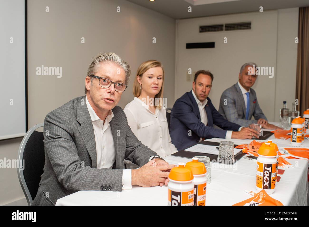 (G-D) CEO van Boels Rental Pierre Boels, cycliste belge Jolien d'hoore, Team leader de l'équipe cycliste hollandaise Boels-Dolmans Danny Stam et General Director du groupe paysagiste Dolmans Erwin Janssen photographié lors d'une conférence de presse de l'équipe cycliste néerlandaise Boels-Dolmans, annonçant la signature d'un cycliste belge, à Anvers, Mercredi 03 octobre 2018. BELGA PHOTO JONAS ROOSENS Banque D'Images