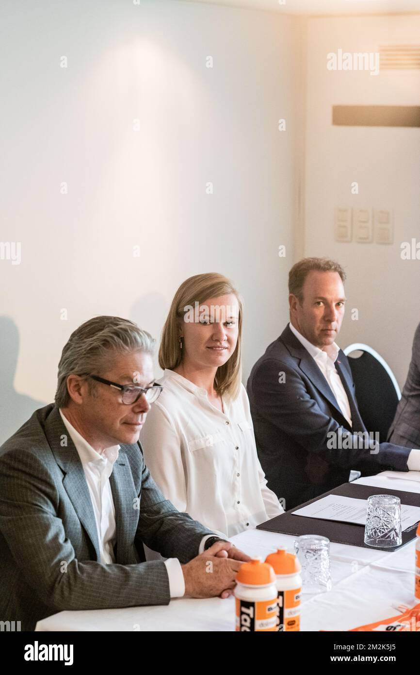 (G-D) CEO van Boels Rental Pierre Boels, cycliste belge Jolien d'hoore et Chef d'équipe de l'équipe cycliste hollandaise Boels-Dolmans Danny Stam photographié lors d'une conférence de presse de l'équipe cycliste néerlandaise Boels-Dolmans, annonçant la signature d'un cycliste belge, à Anvers, le mercredi 03 octobre 2018. BELGA PHOTO JONAS ROOSENS Banque D'Images