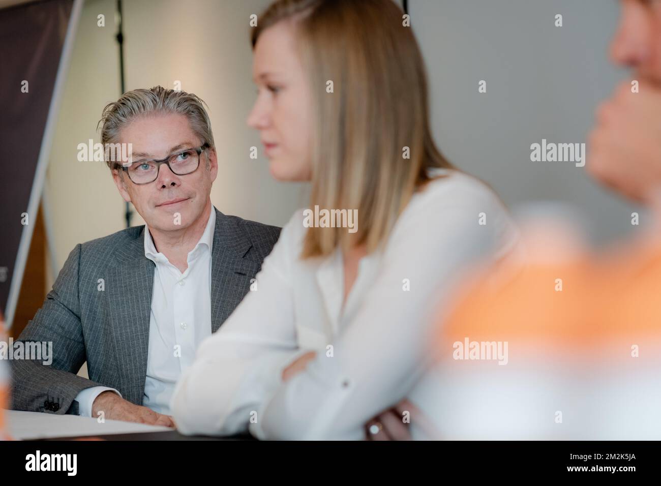 (G-D) CEO van Boels Rental Pierre Boels et cycliste belge Jolien d'hoore photographiés lors d'une conférence de presse de l'équipe cycliste néerlandaise Boels-Dolmans, annonçant la signature d'un cycliste belge, à Anvers, le mercredi 03 octobre 2018. BELGA PHOTO JONAS ROOSENS Banque D'Images