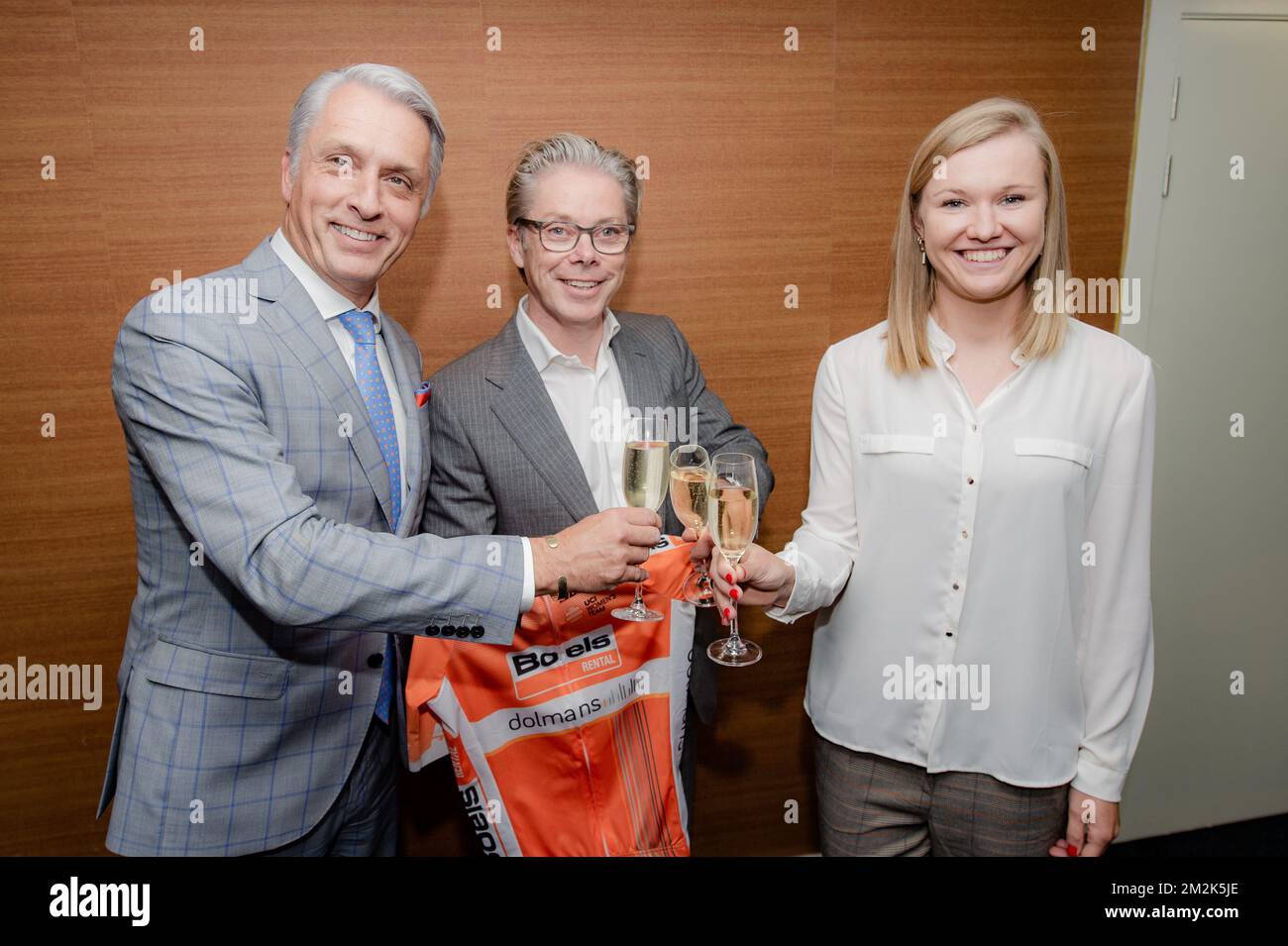 (G-D) Directeur général du groupe d'aménagement paysager Dolmans Erwin Janssen, PDG de Van Boels Rental Pierre Boels et cycliste belge Jolien d'hoore toast au vin mousseux, lors d'une conférence de presse de l'équipe cycliste néerlandaise Boels-Dolmans, annonçant la signature d'un cycliste belge, à Anvers, le mercredi 03 octobre 2018. BELGA PHOTO JONAS ROOSENS Banque D'Images