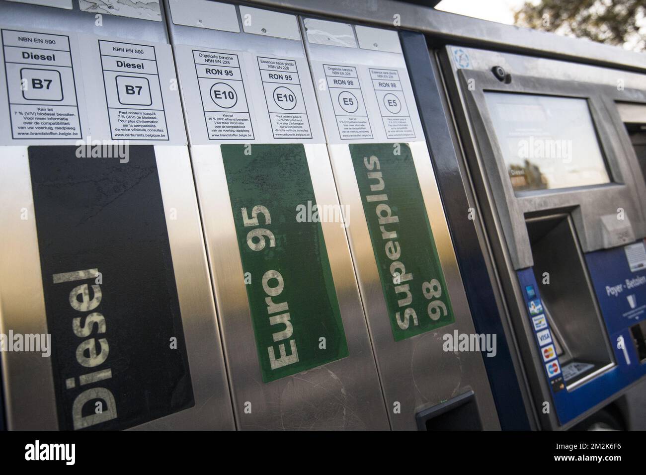 L'illustration montre les nouvelles étiquettes pour l'essence et le diesel dans une station de remplissage à Bruxelles, le jeudi 04 octobre 2018. À partir du 12 octobre, les étiquettes de carburant diesel, d'essence et de gaz seront remplacées par les nouvelles étiquettes uniformes dans l'UE, la Suisse, la Norvège, l'Islande, le Liechtenstein, Macédoine, Serbie et Turquie. BELGA PHOTO LAURIE DIEFFEMBACQ Banque D'Images