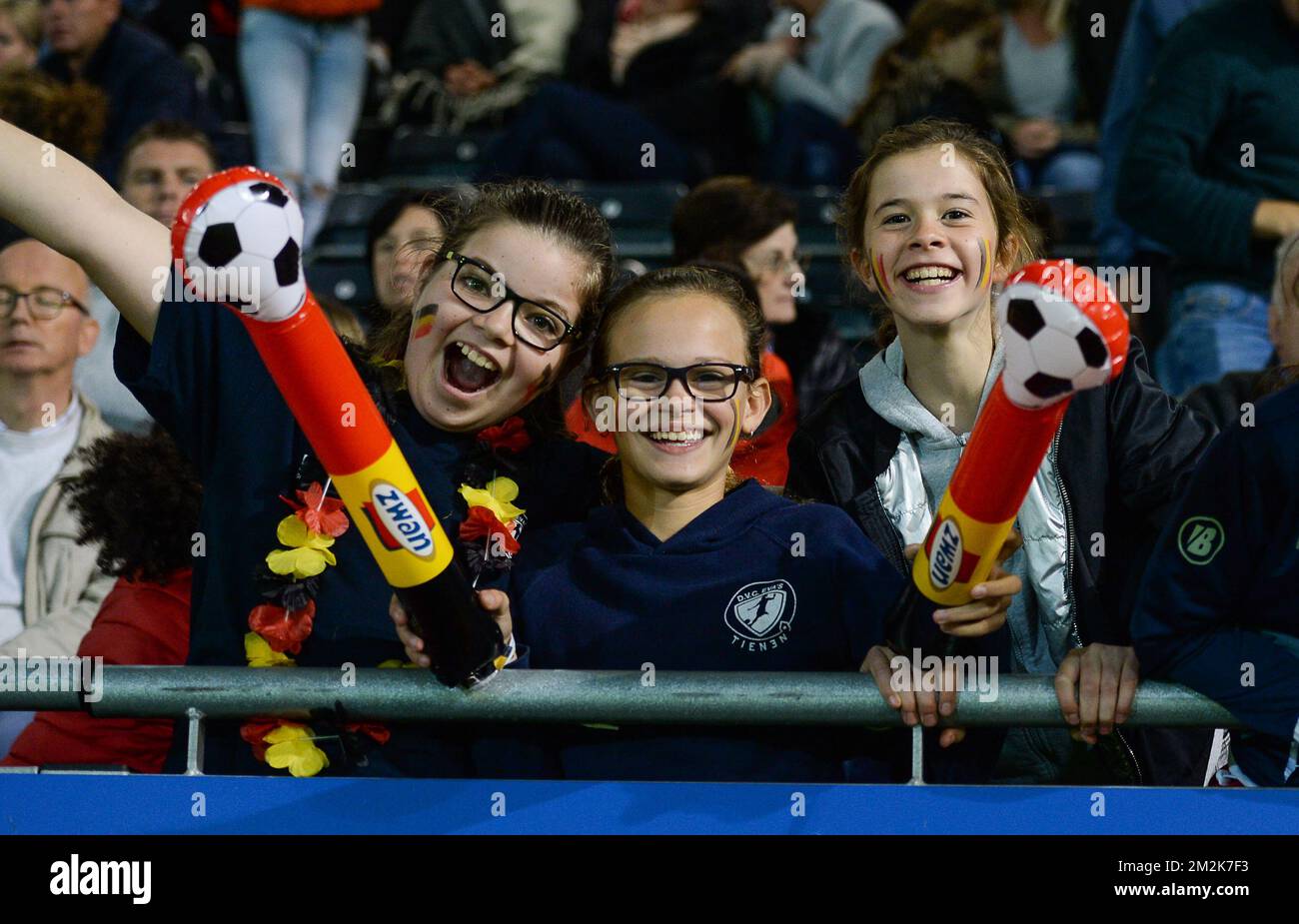 Les fans belges photographiés lors d'un match de football entre l'équipe nationale belge les flammes rouges et la Suisse, le vendredi 05 octobre 2018, à Louvain, la première partie des jeux de qualification pour les matchs de la coupe du monde 2019 pour femmes. BELGA PHOTO DAVID CATRY Banque D'Images