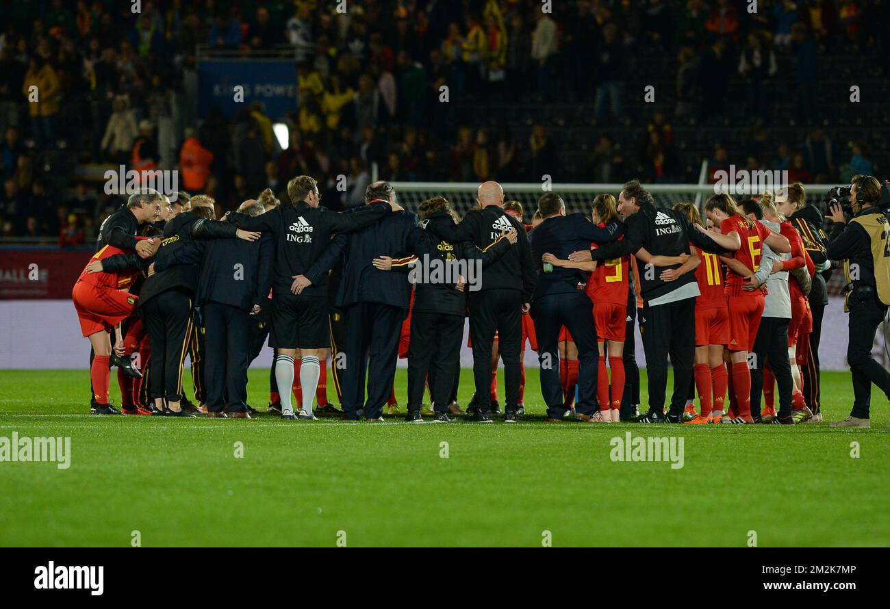L'équipe belge se réunit après un match de football entre l'équipe nationale belge les flammes rouges et la Suisse, le vendredi 05 octobre 2018, à Louvain, la première partie des jeux de qualification pour les matchs de la coupe du monde 2019 pour femmes. BELGA PHOTO DAVID CATRY Banque D'Images