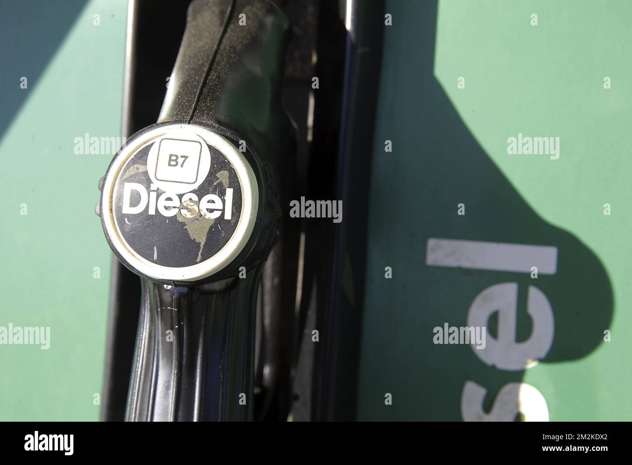 L'illustration montre B7 la nouvelle étiquette pour le diesel dans une station de remplissage à Lierde, dimanche 14 octobre 2018. À partir du 12 octobre, les étiquettes de carburant diesel, d'essence et de gaz seront remplacées par les nouvelles étiquettes uniformes dans l'UE, la Suisse, la Norvège, l'Islande, le Liechtenstein, Macédoine, Serbie et Turquie. BELGA PHOTO NICOLAS MATERLINCK Banque D'Images