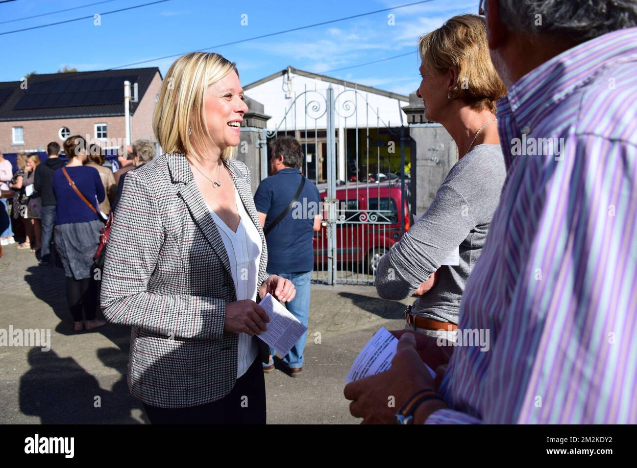 Eliane Tillieux présente une photo au bureau de vote de Namur, le dimanche 14 octobre 2018. La Belgique vote aux élections municipales, de district et provinciales. BELGA PHOTO MAXIME ASSELBERGHS Banque D'Images