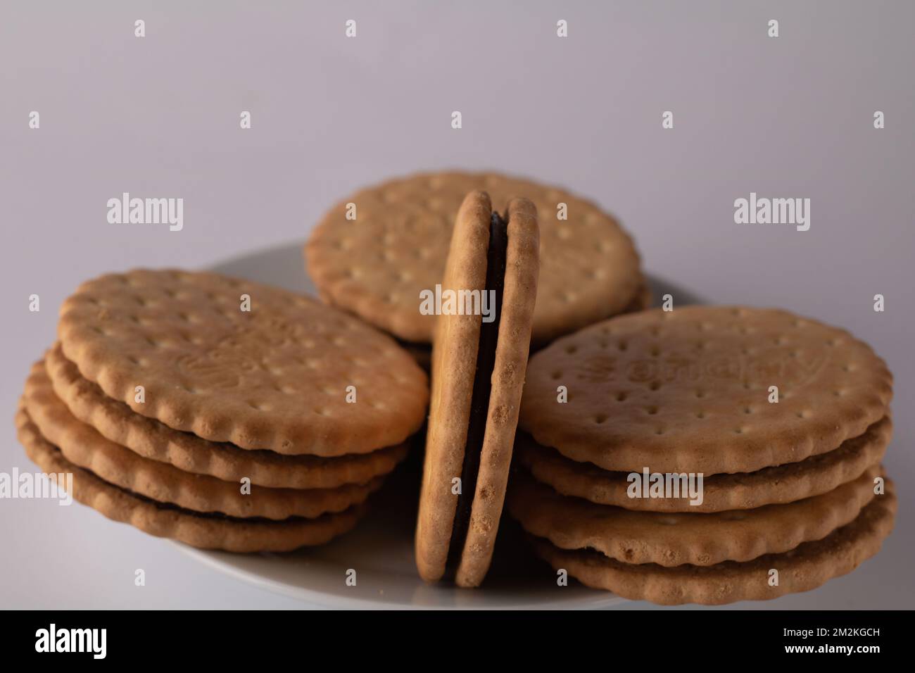 photo ronde biscuits entiers sur une assiette sur un fond blanc Banque D'Images