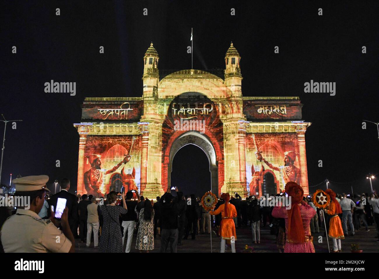 Le visage du roi Chhatrapati Shivaji Maharaj, guerrier de Maratha, est exposé sur la porte de l'Inde à l'occasion du sommet de G20 à Mumbai. Les bâtiments historiques de Mumbai sont illuminés de différentes couleurs pour la réunion du Groupe de travail sur le développement de 1st en G20 à Mumbai. (Photo par Ashish Vaishnav / SOPA Images/Sipa USA) Banque D'Images