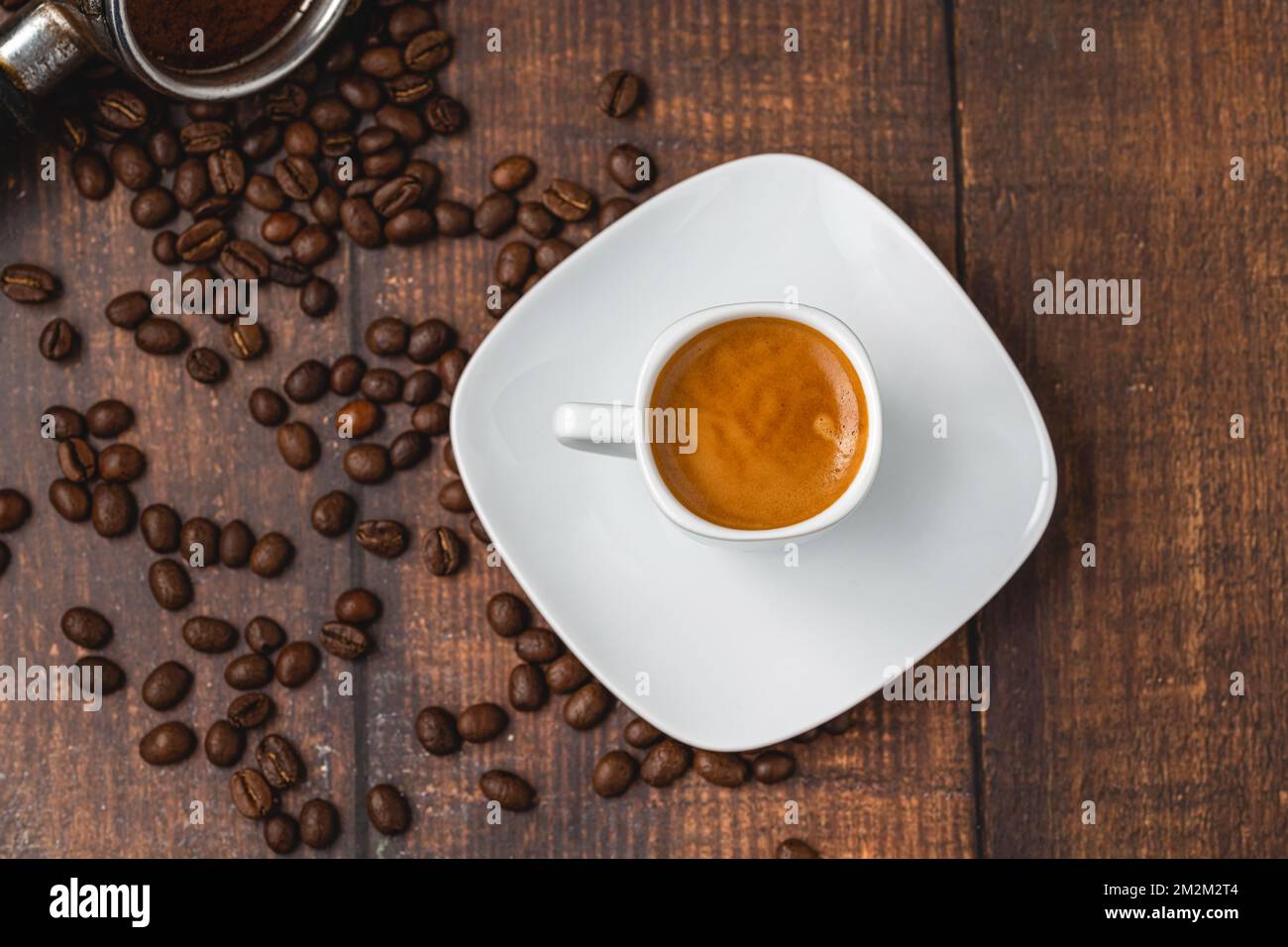 Café expresso frais et grains de café sur une table en bois Banque D'Images