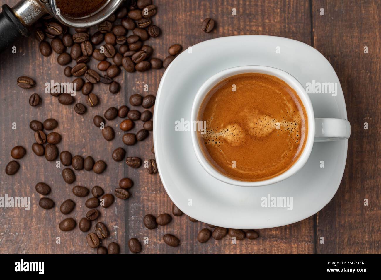 Café expresso frais et grains de café sur une table en bois Banque D'Images