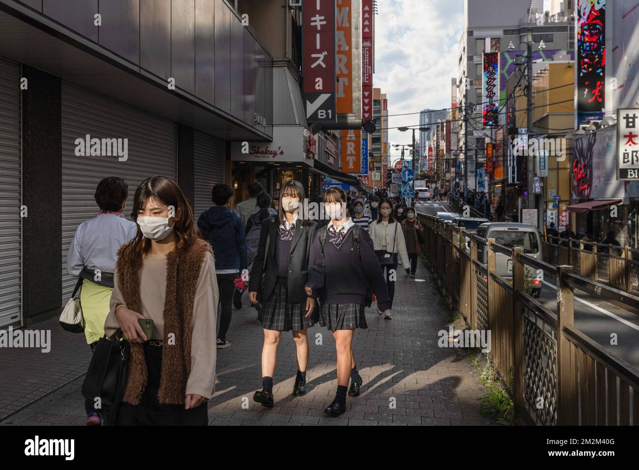 Yokohama, Japon. 18th novembre 2022. Des écolières avec masques de visage marchent dans la rue Pal Nerd en direction de la gare de Yokohama. (Photo de Stanislav Kogiku/SOPA Images/Sipa USA) crédit: SIPA USA/Alay Live News Banque D'Images