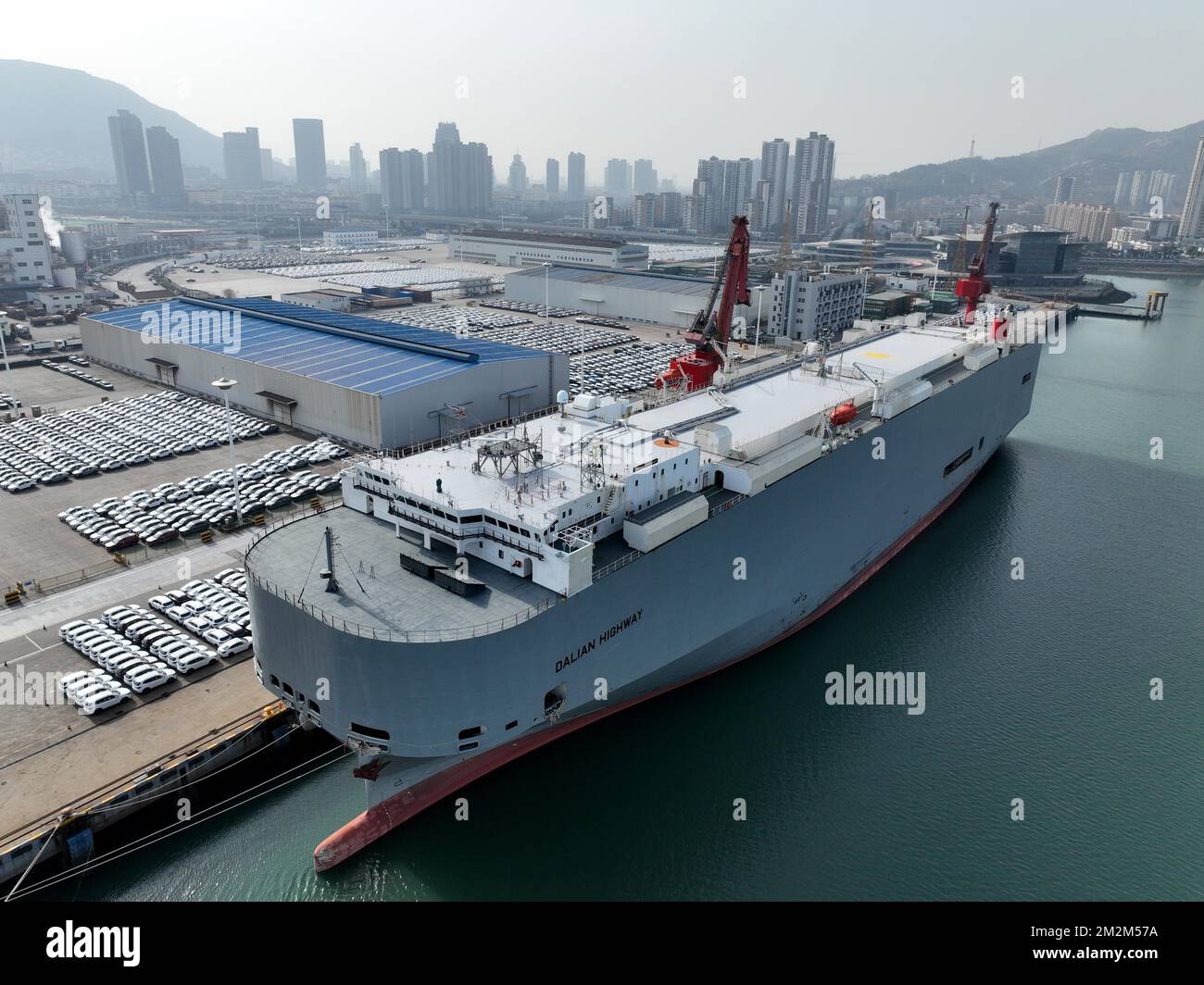 Une photo aérienne montre qu'un navire à bord roulé était prêt à charger des voitures domestiques et aux exporter vers des pays étrangers dans la ville de Lianyungang, dans la province de Jiangsu, en Chine orientale, le 13 décembre 2022. (Photo de ChinaImages/Sipa USA) Banque D'Images