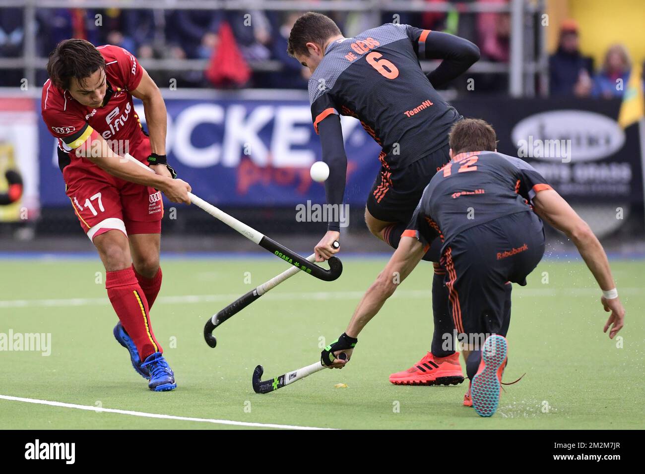 Thomas Briels de Belgique, Jonas de Geus des pays-Bas et Sander de Wijn des pays-Bas, photographiés en action lors d'un match de hockey amical entre l'équipe nationale belge de hockey les Lions rouges et les pays-Bas, dimanche 11 novembre 2018 à Bruxelles. BELGA PHOTO LAURIE DIEFFEMBACQ Banque D'Images