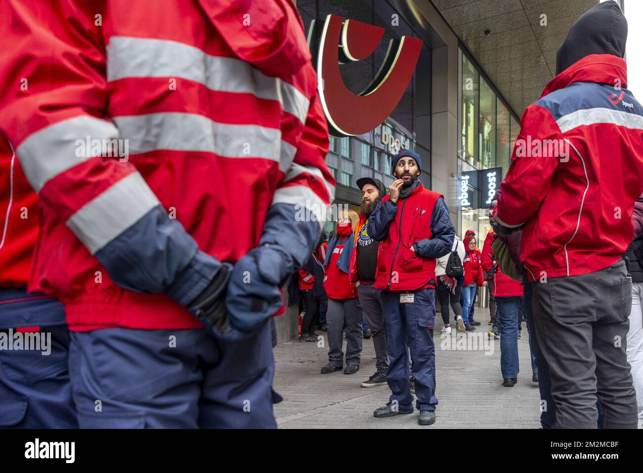 L'illustration montre une action des travailleurs postaux du service  national de poste belge Bpost, au bureau de poste de Bruxelles dans le  centre-ville de Bruxelles de Brouckere, lundi 19 novembre 2018. BELGA