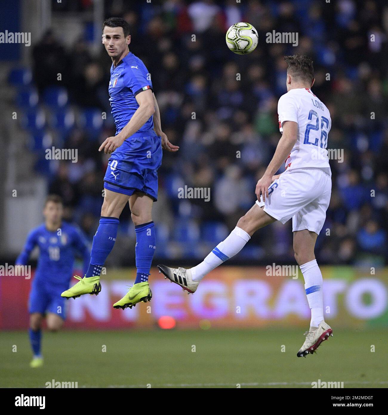 L'Italien Kevin Lasagna et l'américain Aaron long se battent pour le ballon lors d'un match de football amical entre l'Italie et les Etats-Unis à Genk, mardi 20 novembre 2018. BELGA PHOTO YORICK JANSENS Banque D'Images