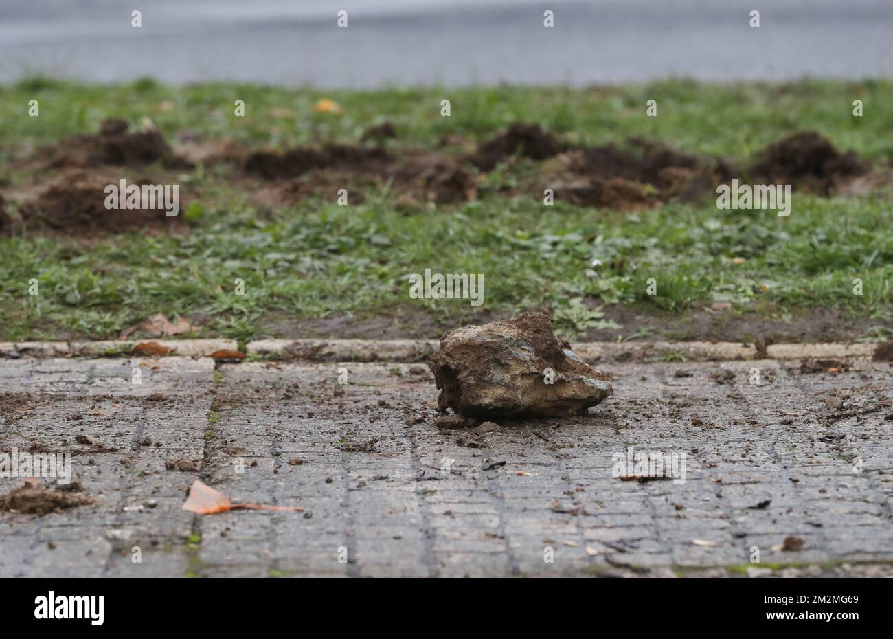 L'illustration montre un trottoir endommagé à Charleroi, dimanche 25 novembre 2018, après un affrontement entre la police et les manifestants de Gilets Jaunes hier soir. La semaine dernière, les « Yellow Vêtes » protestent contre les prix élevés du carburant en France et en Belgique, bloquant les dépôts de carburant et les autoroutes. BELGA PHOTO VIRGINIE LEFOUR Banque D'Images