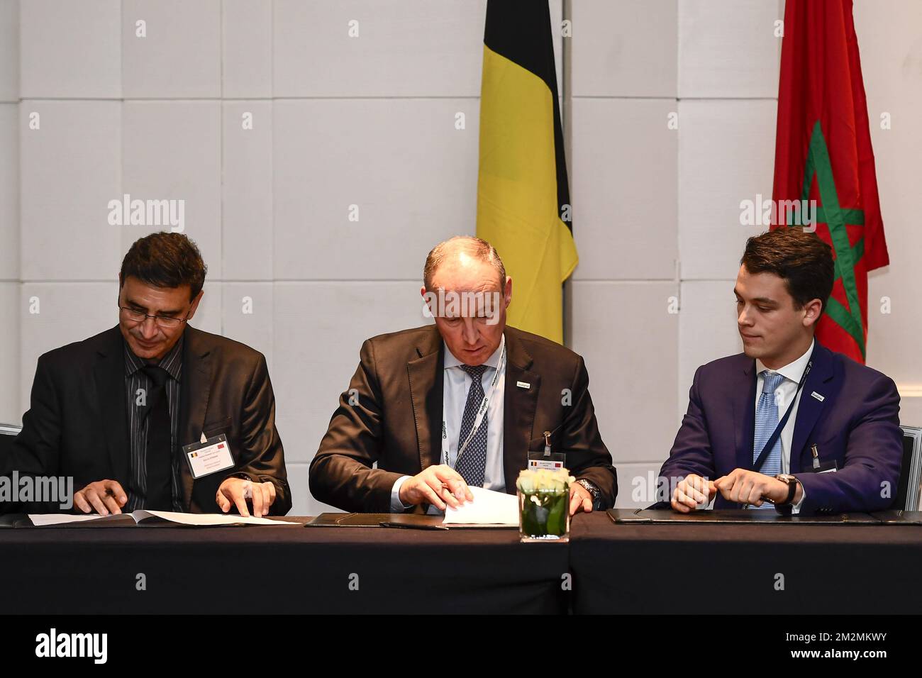 Aziz El Otmani, Directeur général BDM Pharma, Marc Verlinden, Directeur général Qualiphar Gifer et Jan Karl Verlinden, Directeur exportation Qualiphar Gifer ont été photographiés lors d'une cérémonie de signature le quatrième jour d'une mission économique au Royaume du Maroc, le mercredi 28 novembre 2018, à Casablanca. BELGA PHOTO DIRK WAEM Banque D'Images