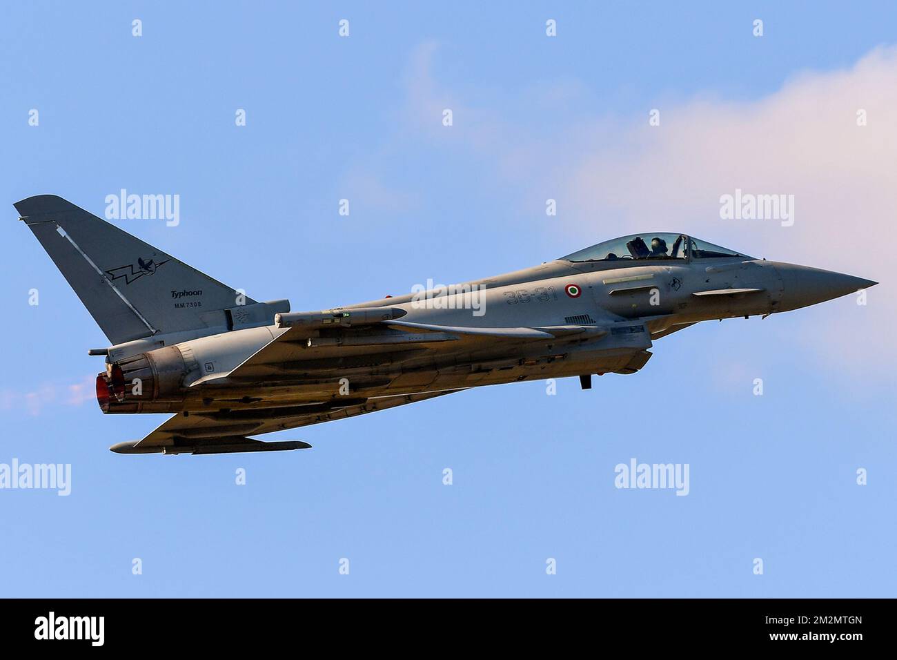 Un Eurofighter de l'aile 37th de l'Armée de l'Air italienne s'est écrasé, tuant le capitaine pilote Fabio Antonio Altruda. L'accident s'est produit à quelques kilomètres de la base de Trapani-Brigi après le retour d'une mission d'entraînement. Banque D'Images