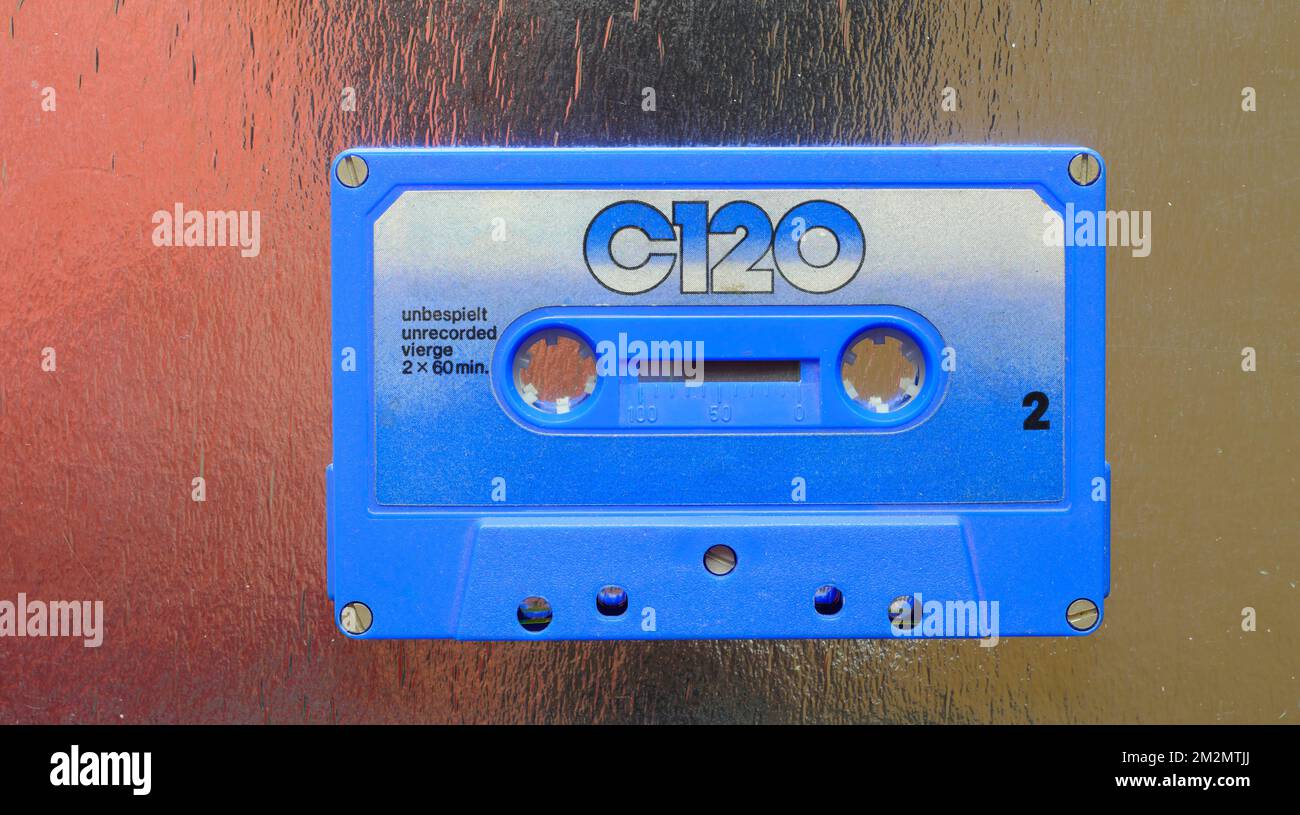 L'ancienne cassette forme les années 70 sur fond grind, sur fond plat, sur l'espace de copie Banque D'Images