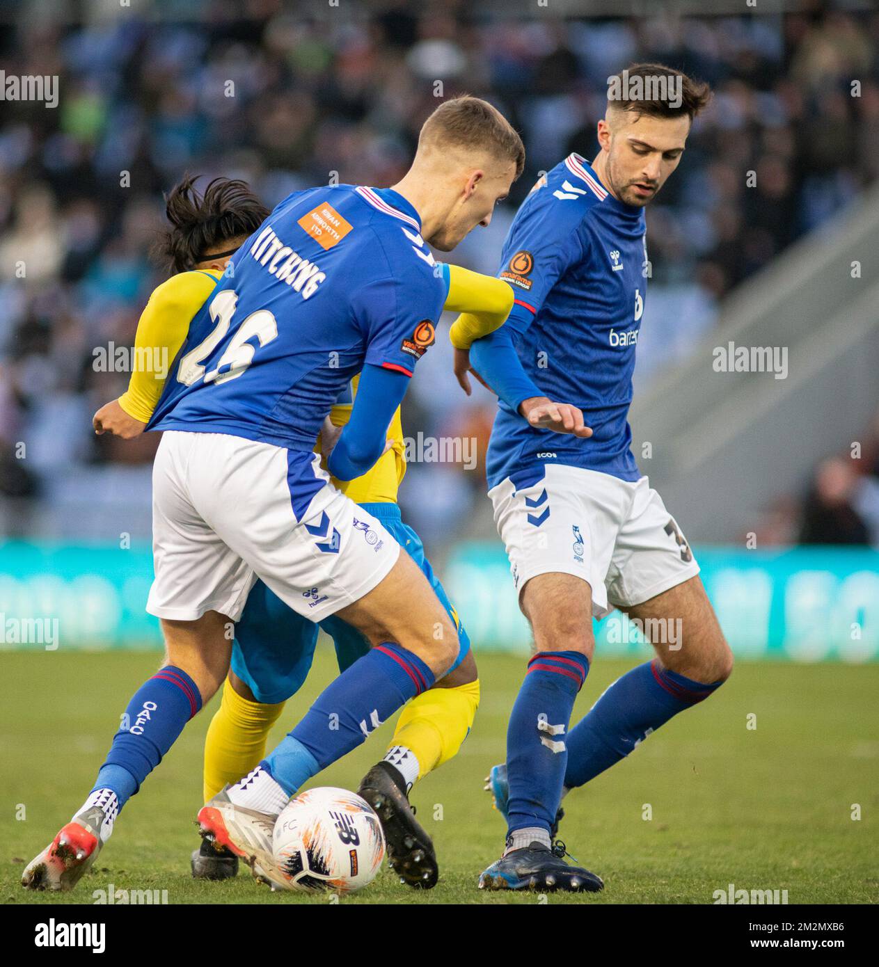 Oldham, Lancashire, Angleterre 11th décembre 2022, Mark Kitching Battel d'Oldham Gardez aussi le ballon, pendant le club de football Athletic V Tortey United football Club à Boundary Park, dans la Ligue nationale (Credit image: ©Cody Froggatt) Banque D'Images
